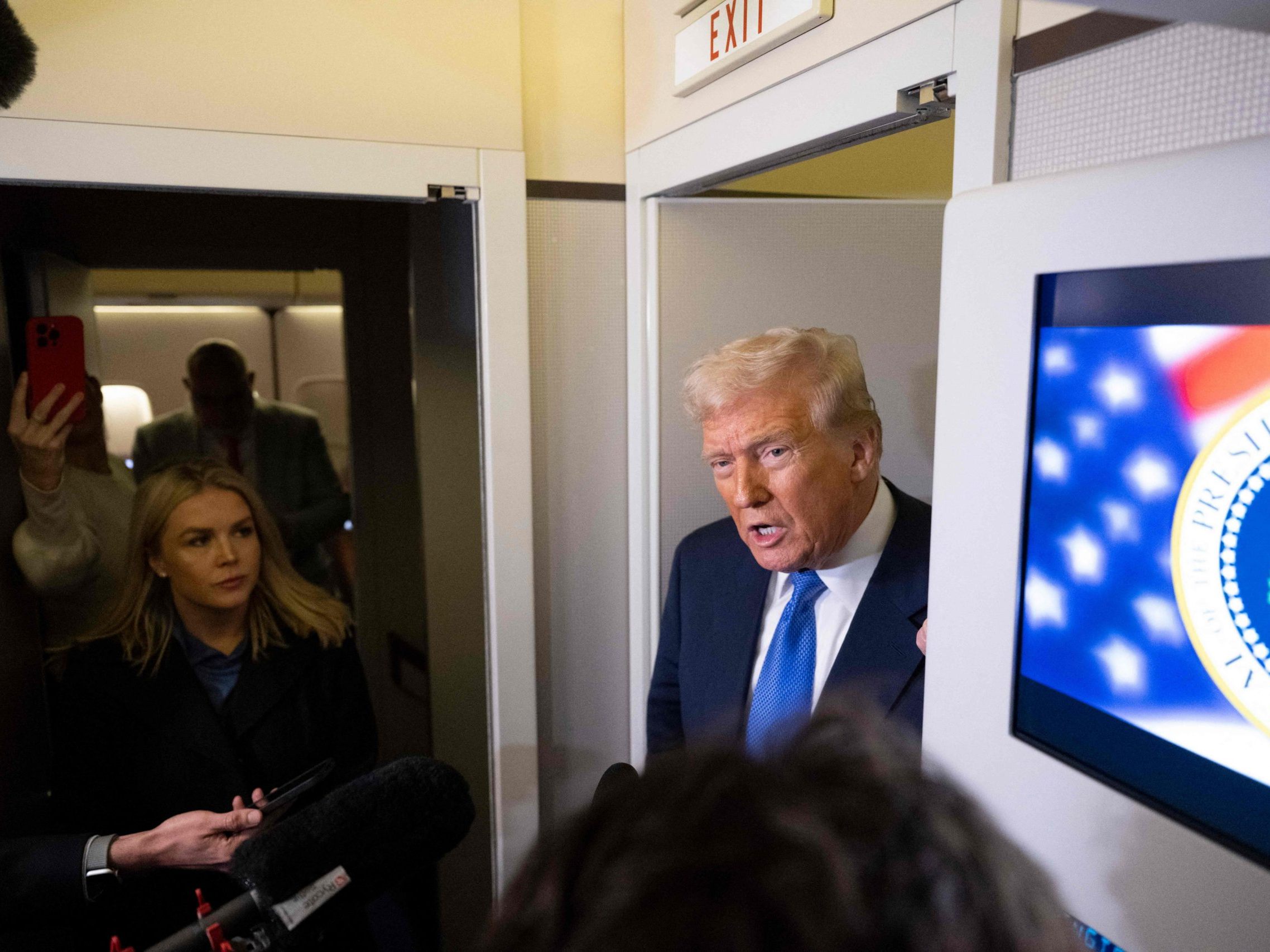 Donald Trump spricht an Bord der Air Force One zu Journalisten. Donald Trump spricht an Bord der Air Force One zu Journalisten.