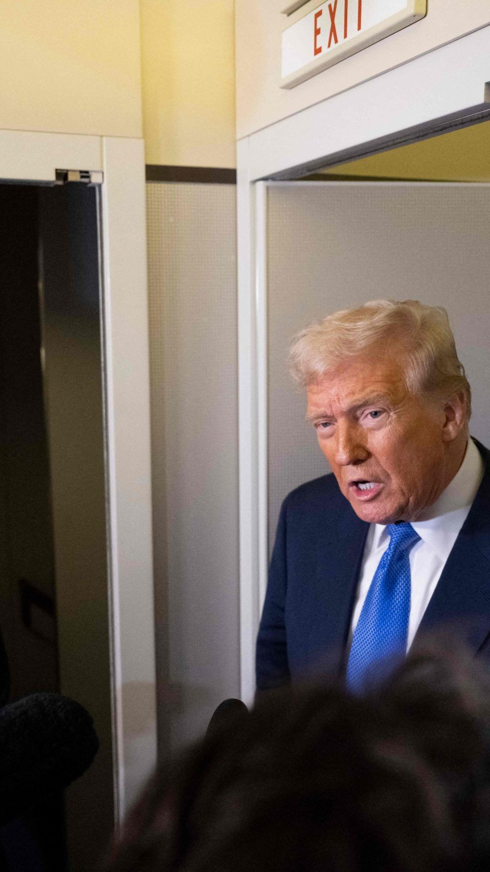 Donald Trump spricht an Bord der Air Force One zu Journalisten.