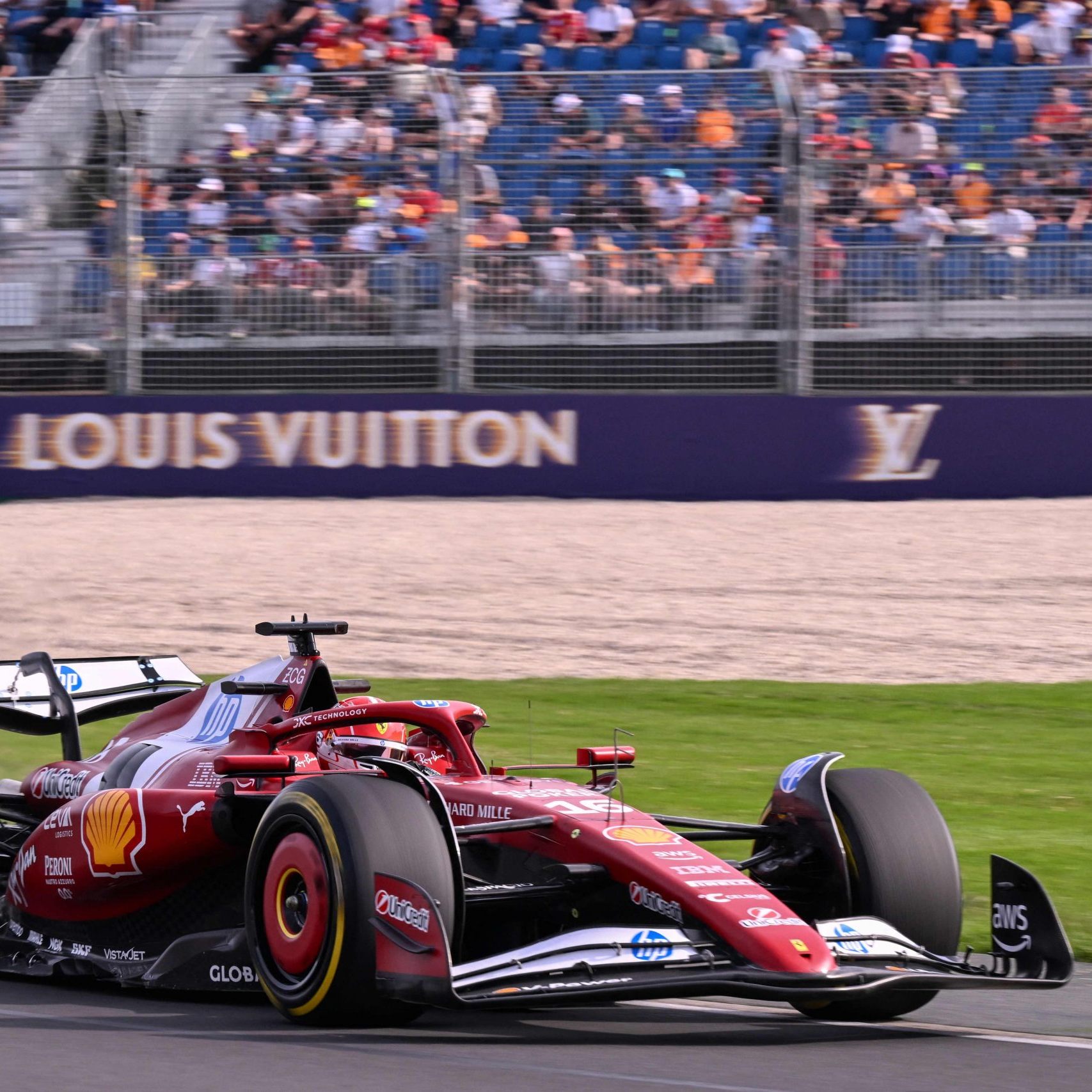 Ferrari-Pilot Charles Leclerc ist zum Auftakt der neuen Formel-1-Saison die erste Trainingsbestzeit am Freitag gefahren.