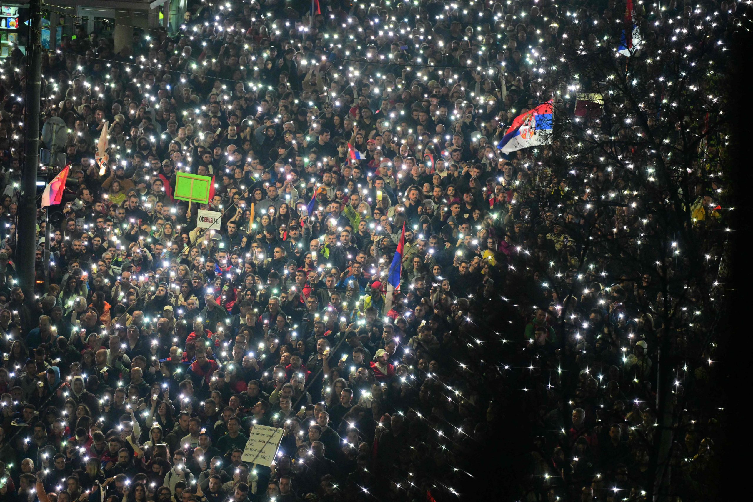 Tausende Demonstranten erleuchteten mit ihren Handys den Nachthimmel in Belgrad, um der Opfer des Novi-Sad-Dacheinsturzes zu gedenken, während bis zu 325.000 Menschen an einer der größten Anti-Korruptions-Proteste Serbiens teilnahmen.