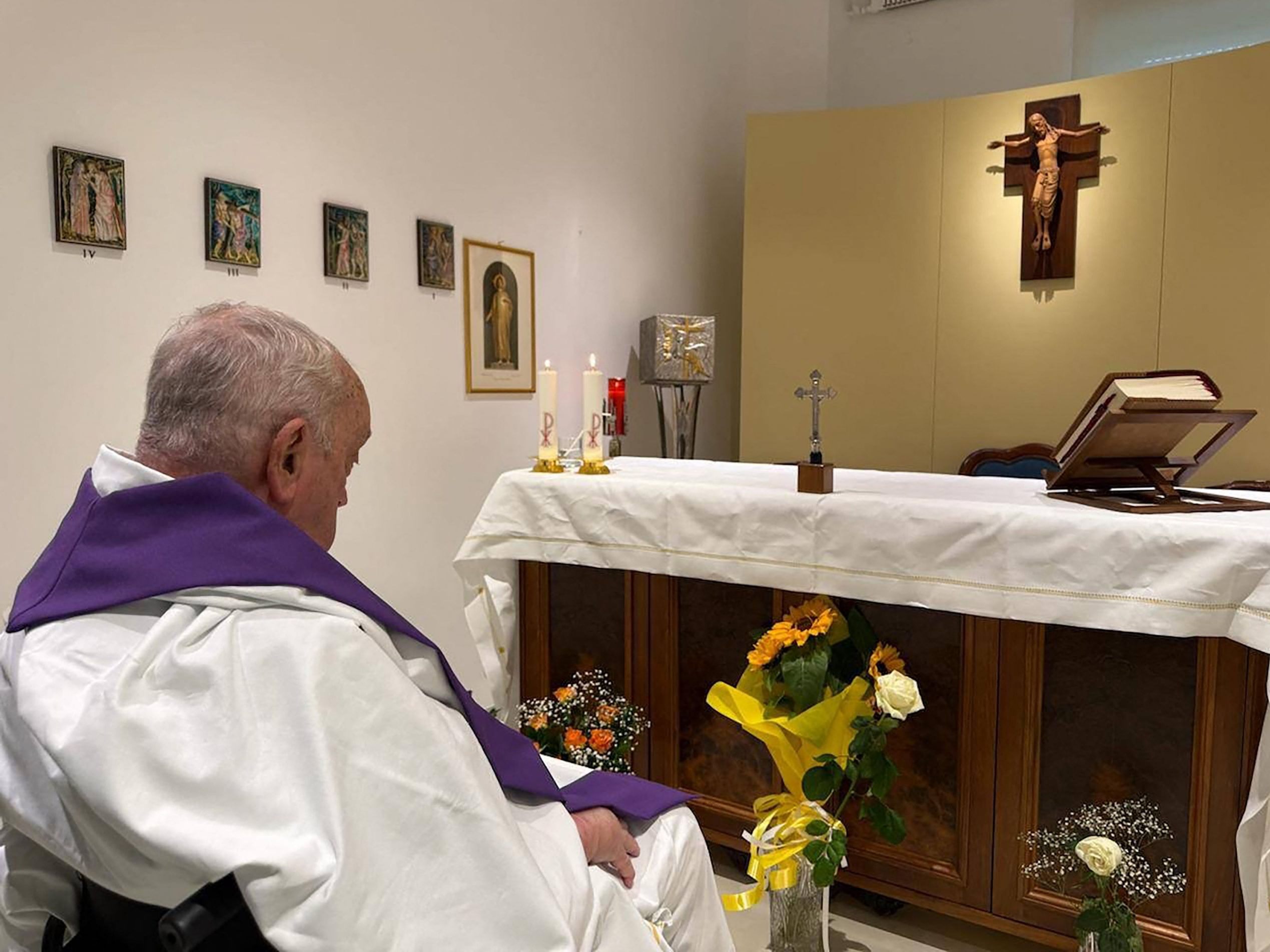 Erstmals wurde ein Foto von Papst Franziskus im Krankenhaus veröffentlicht.