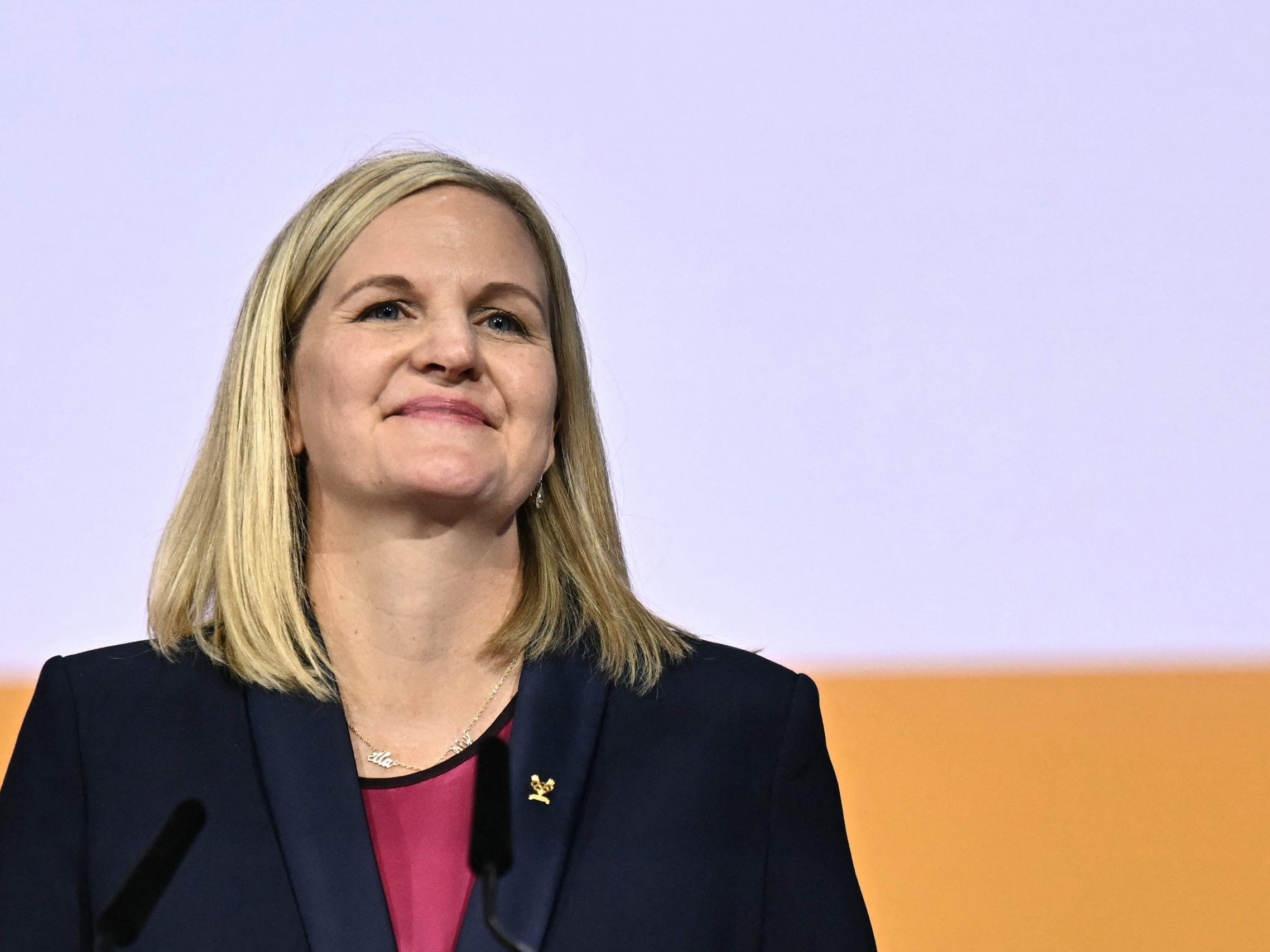 Die frühere Top-Schwimmerin Kirsty Coventry rückt als erste Frau an die Spitze des Internationalen Olympischen Komitees. Die frühere Top-Schwimmerin Kirsty Coventry rückt als erste Frau an die Spitze des Internationalen Olympischen Komitees.