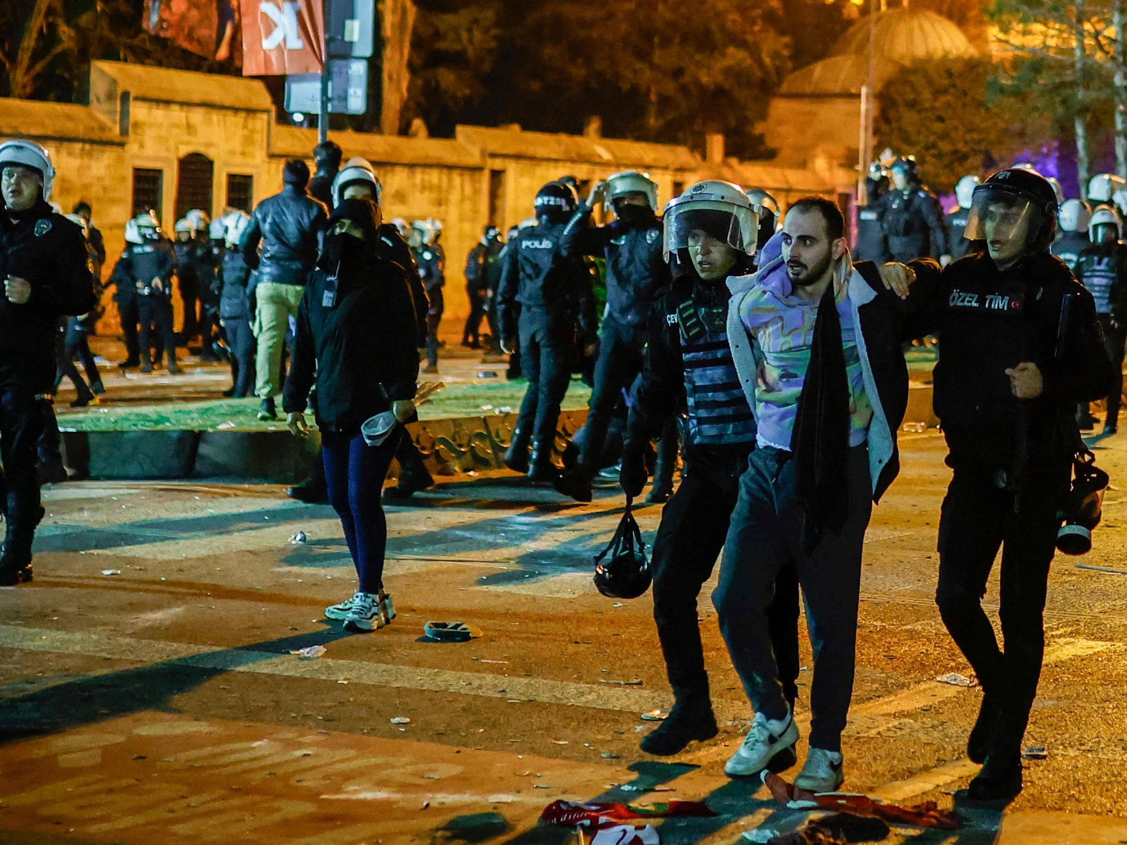 Mehr als 1.100 Menschen sind nach Protesten gegen die Inhaftierung und Absetzung des Istanbuler Bürgermeisters verhaftet worden.