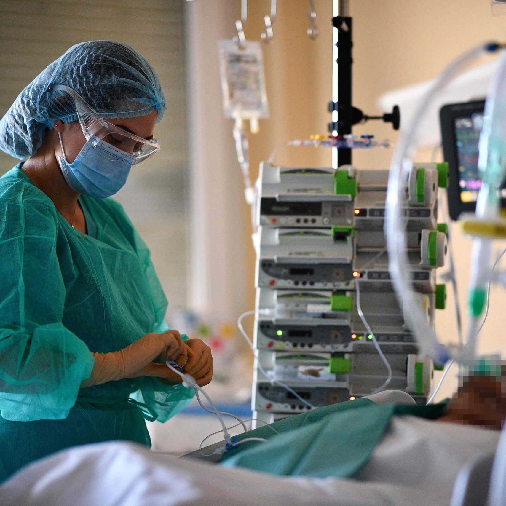 Krankenhauspersonal kümmert sich um einen Covid-Patienten auf einer Intensivstation.