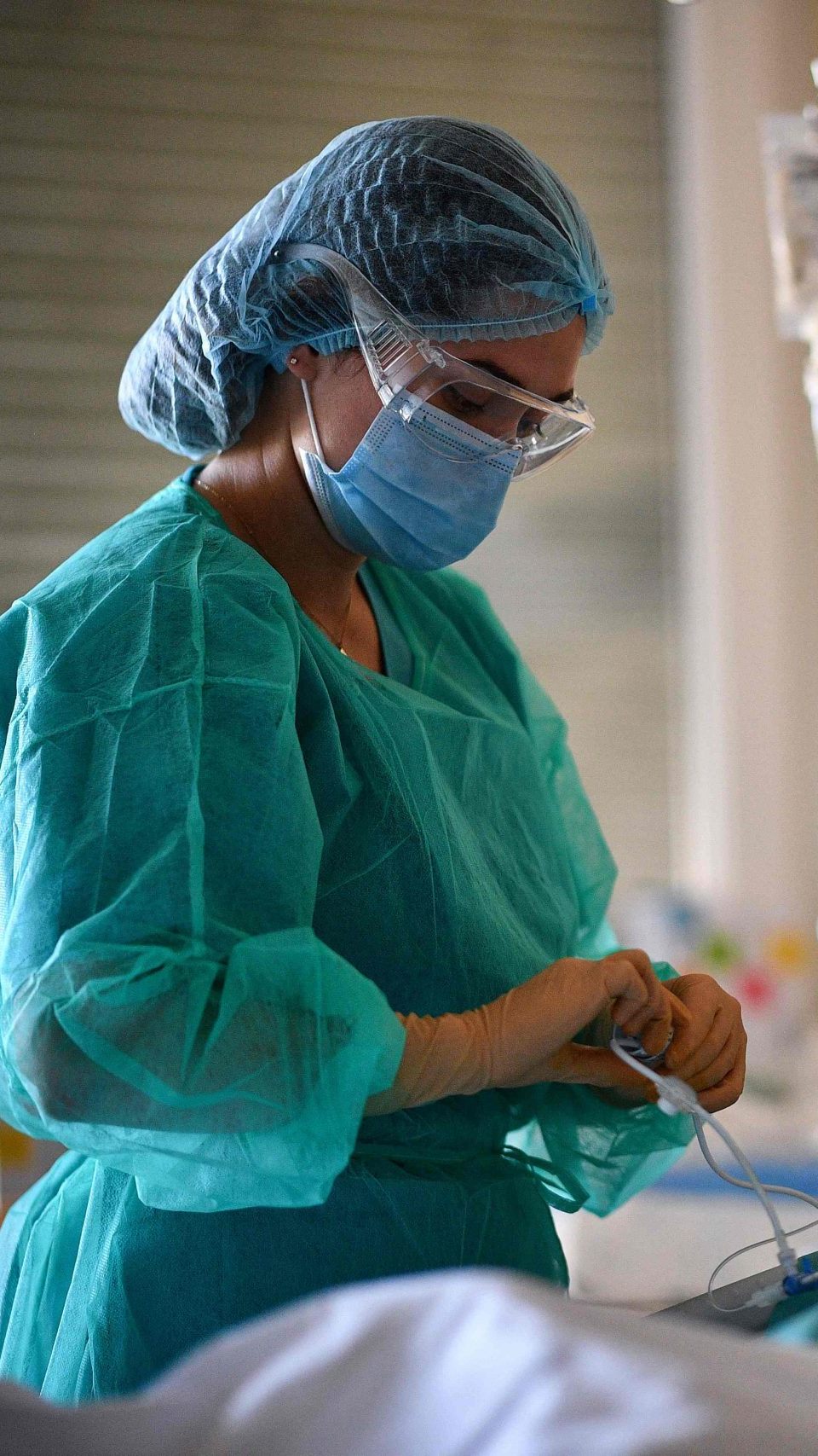 Krankenhauspersonal kümmert sich um einen Covid-Patienten auf einer Intensivstation.