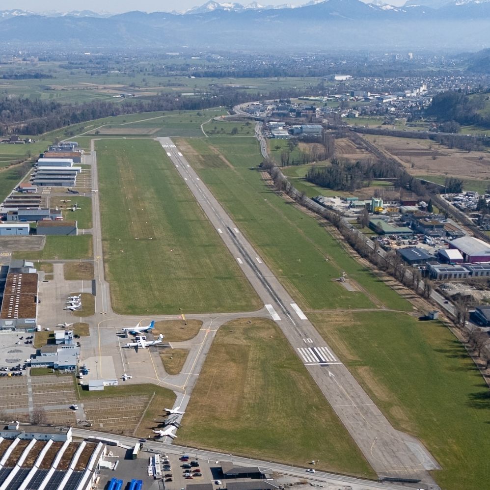 People's Air Group CEO Thomas Kutzer gab die Verschiebung der Sanierung bekannt.