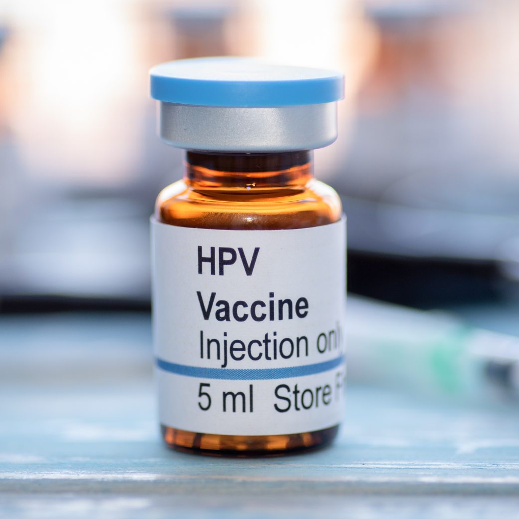 Die Impfung schützt sehr gut vor Gebärmutterhalskrebs, genitalen Tumoren, Krebs im Rachenraum und vor Genitalwarzen.