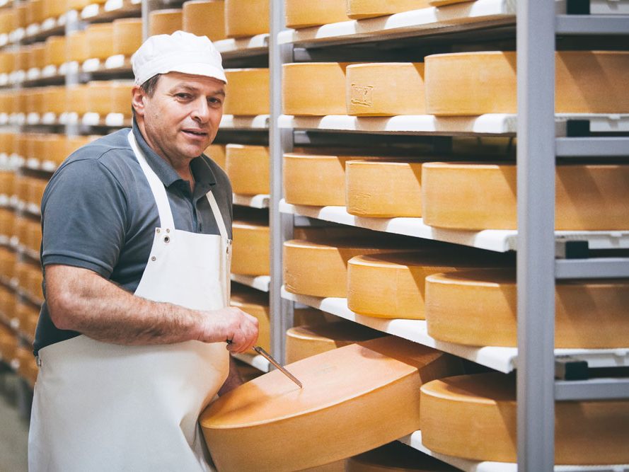 Günther Muxel, Meistersenn der Sennerei Schoppernau: „Neben höchster Hygiene ist die Milchqualität entscheidend. Denn nur mit bester Milch können wir unseren Spitzenkäse produzieren.“