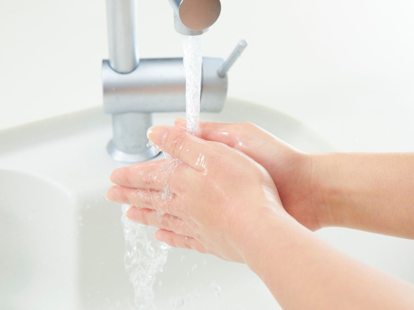 Wiener Hygieneexperten haben herausgefunden, worauf beim Händewaschen geachtet werden sollte, um die Hände von Bakterien und Viren zu befreien. Wiener Hygieneexperten haben herausgefunden, worauf beim Händewaschen geachtet werden sollte, um die Hände von Bakterien und Viren zu befreien.