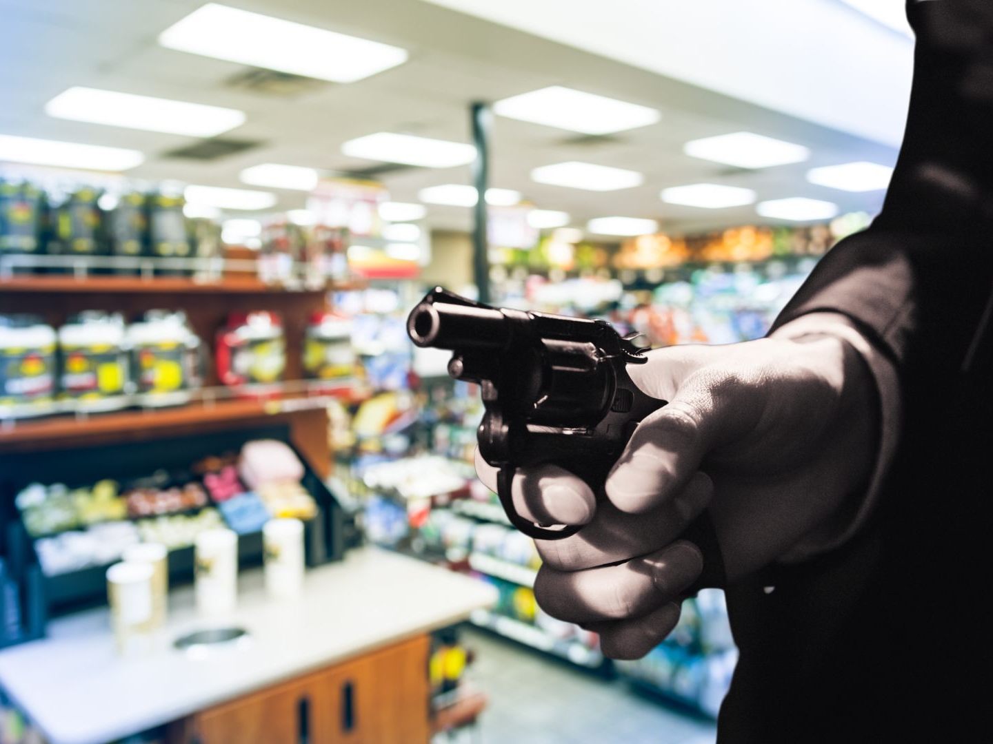Die couragierte Angestellte verhinderte, dass der Täter des Tankstellenraubs in Linz Geld erbeutete. Die couragierte Angestellte verhinderte, dass der Täter des Tankstellenraubs in Linz Geld erbeutete.
