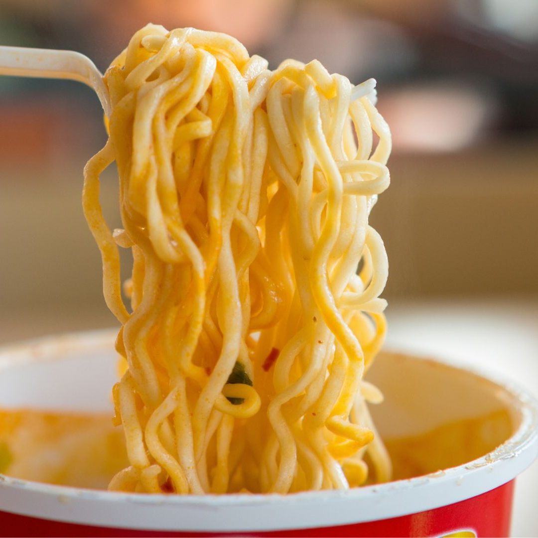 Wahre Fettbomben: Ein Drittel der getesteten Instant-Nudeln kann im Test nicht überzeugen.