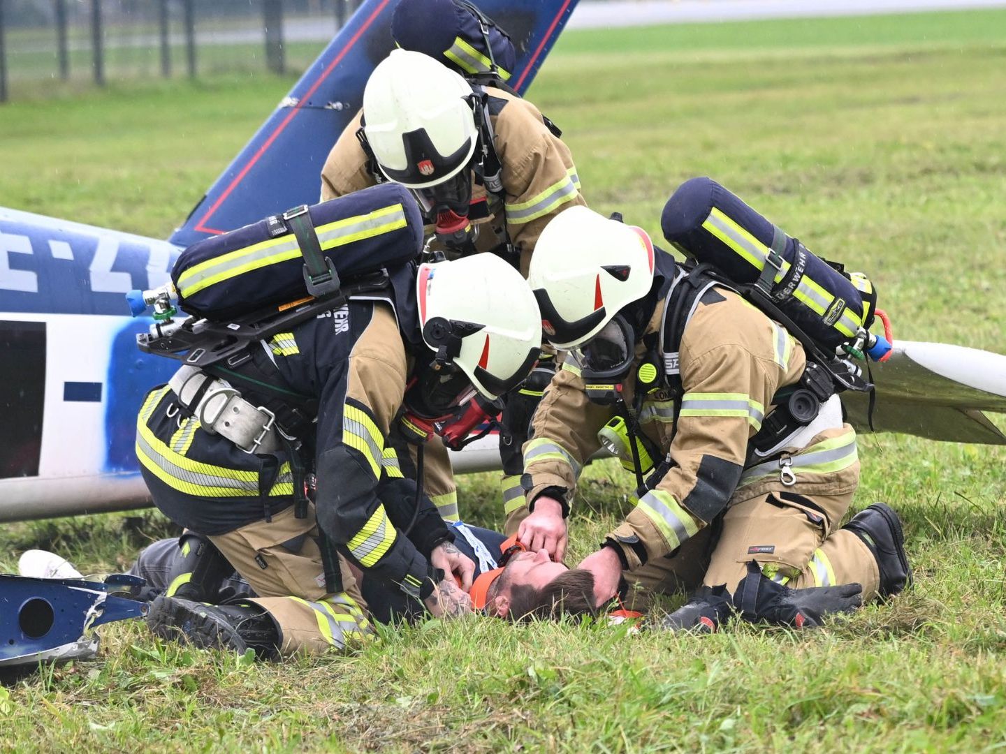 Das Flugzeug blieb in der Wiese liegen, der Pilot erlitt Verletzungen. Das Flugzeug blieb in der Wiese liegen, der Pilot erlitt Verletzungen.