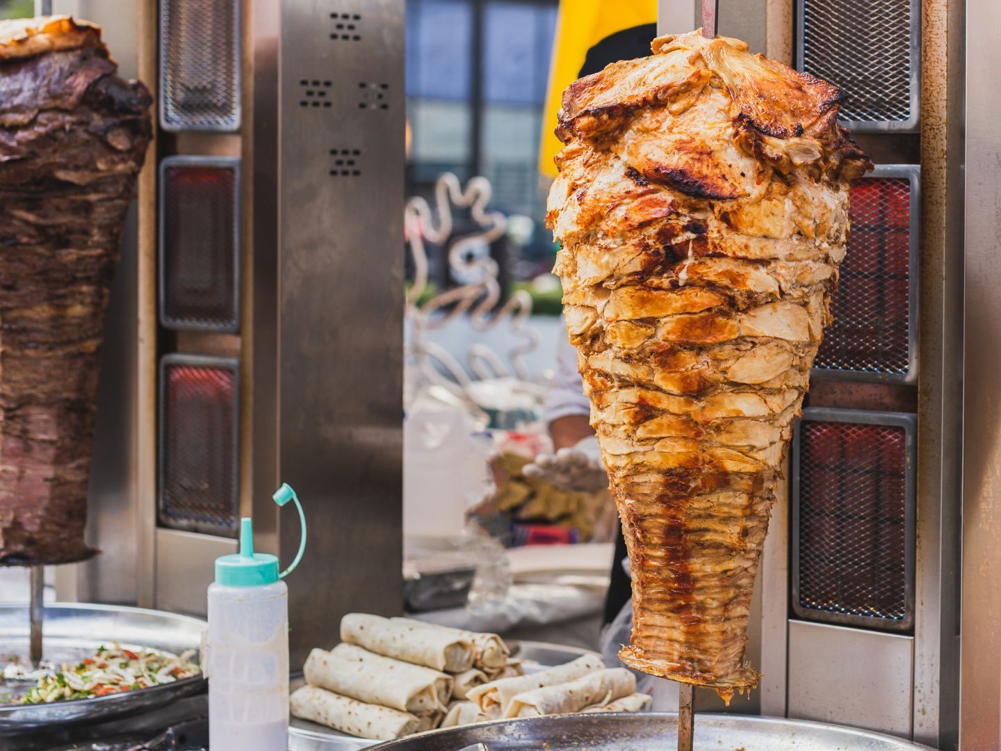 Polizei sucht nach dem versuchten Überfall auf einen Kebab-Stand nach den Jugendlichen.