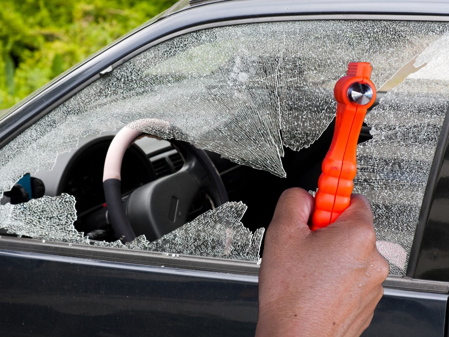 Die Scheiben von acht Autos wurden von den Jugendlichen zerschlagen. Die Scheiben von acht Autos wurden von den Jugendlichen zerschlagen.