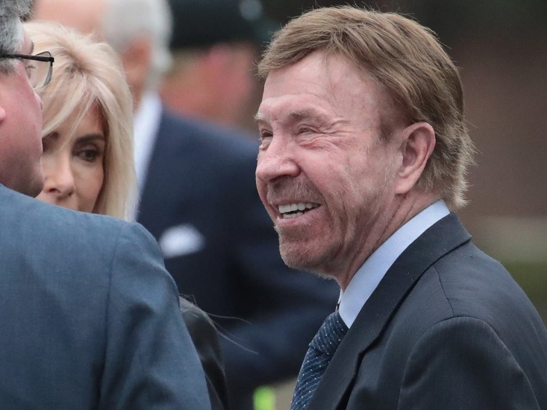 Chuck Norris beim Begräbnis des früheren US-Präsidenten George H. W. Bush 2018 in Texas. Chuck Norris beim Begräbnis des früheren US-Präsidenten George H. W. Bush 2018 in Texas.