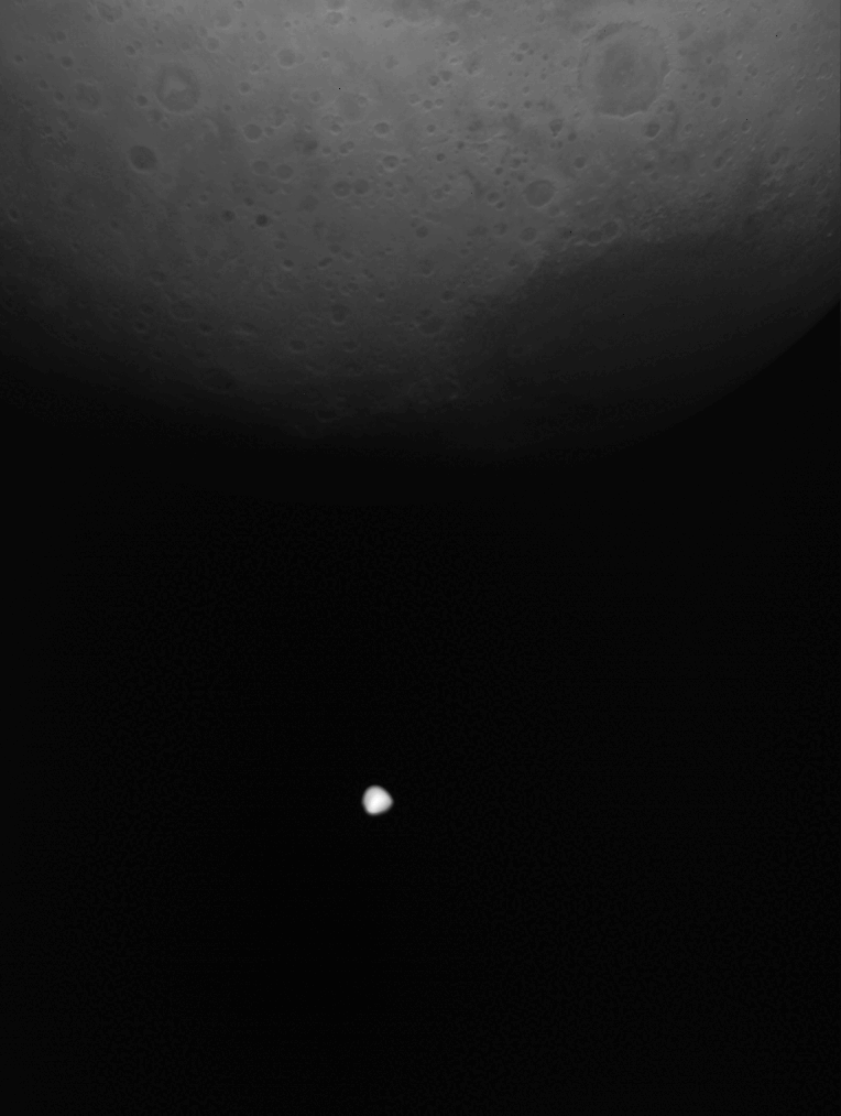 Deimos überquert den Mars.