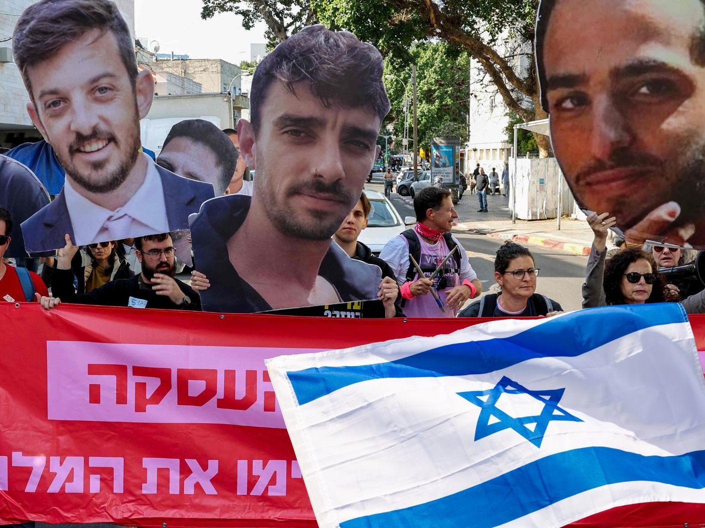 Demonstranten halten am 6. März 2025 in Tel Aviv ausgeschnittene Porträts israelischer Geiseln während eines Protests hoch, bei dem sie die Umsetzung der zweiten Phase und den Abschluss des Abkommens zur Freilassung aller Geiseln fordern. Demonstranten halten am 6. März 2025 in Tel Aviv ausgeschnittene Porträts israelischer Geiseln während eines Protests hoch, bei dem sie die Umsetzung der zweiten Phase und den Abschluss des Abkommens zur Freilassung aller Geiseln fordern.