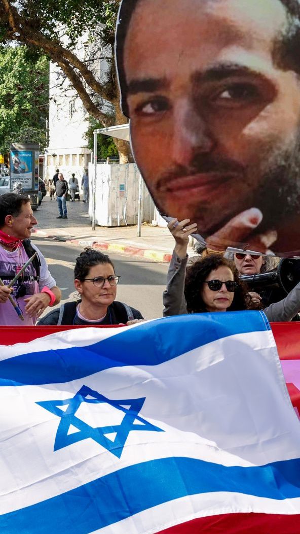 Demonstranten halten am 6. März 2025 in Tel Aviv ausgeschnittene Porträts israelischer Geiseln während eines Protests hoch, bei dem sie die Umsetzung der zweiten Phase und den Abschluss des Abkommens zur Freilassung aller Geiseln fordern.