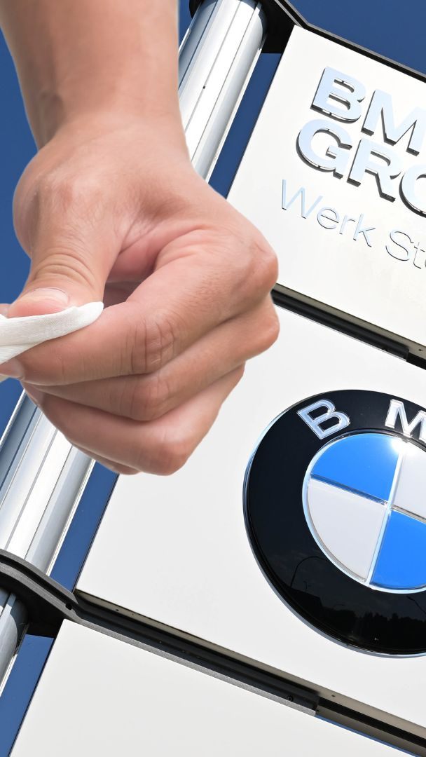 BMW verzeichnet 2024 einen deutlichen Gewinneinbruch – der Autobauer bleibt für 2025 vorsichtig.