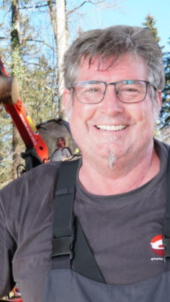 Keckeis beweist nicht nur am Steuer seines tonnenschweren Gefährts, sondern auch beim Bedienen des Krans Erfahrung und Fingerspitzengefühl.