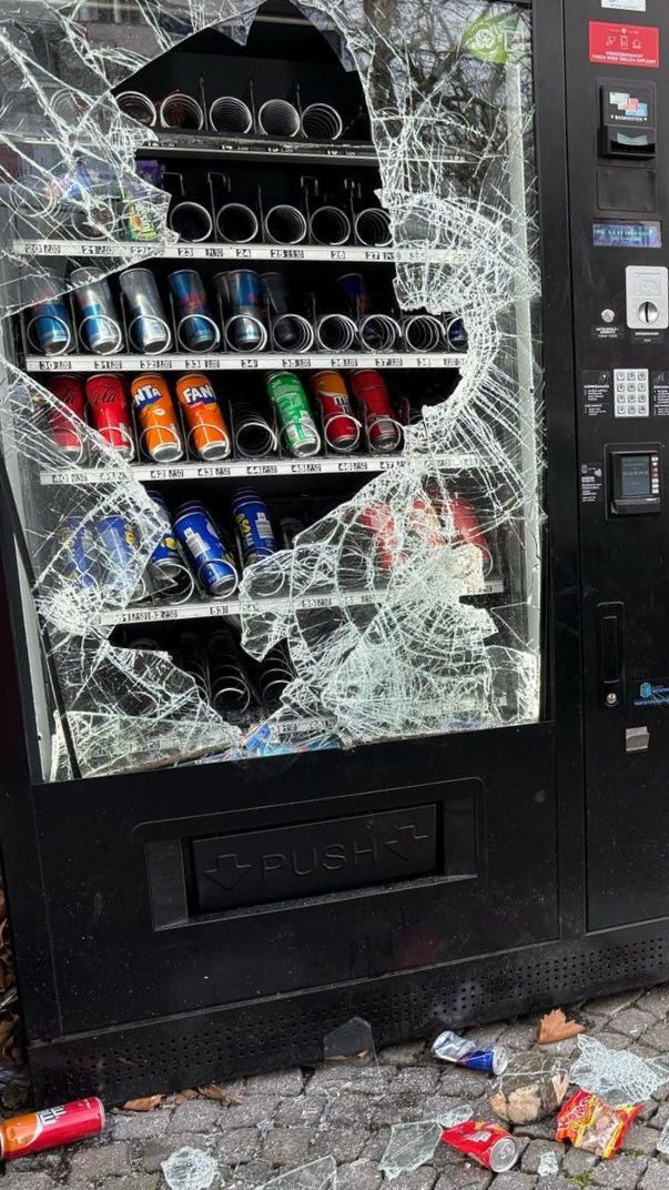 Der Automat beim "Karakter" wurde brutal eingeschlagen und geplündert.