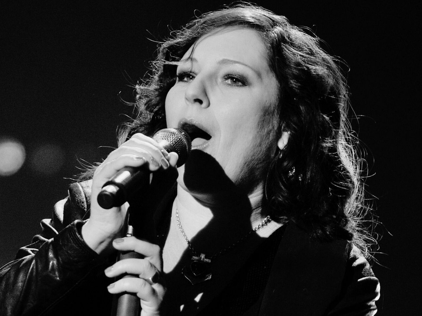 Rosenstolz-Sängerin AnNa R. ist im Alter von 55 Jahren verstorben. Fans und Kollegen trauern um die Künstlerin, die mit Songs wie „Liebe ist alles“ Musikgeschichte schrieb.