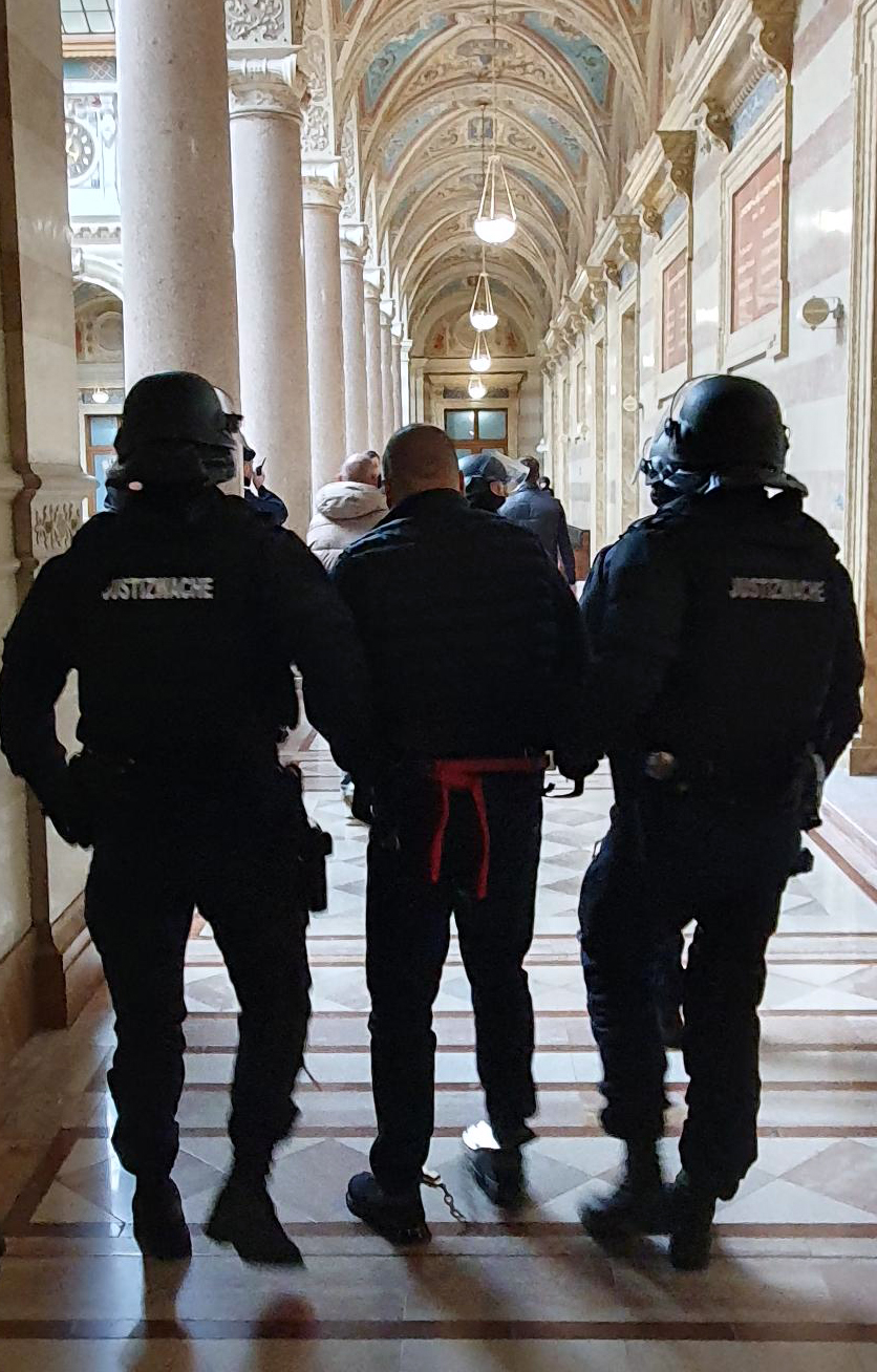 Unter bisher nie da gewesenen Sicherheitsvorkehrungen ist am Mittwoch, 12. März 2025 im Justizpalast innerstaatlich das letzte Kapitel im Verfahren gegen den Mafia-Paten Dario D. alias "Dexter" geschlossen worden. Unter bisher nie da gewesenen Sicherheitsvorkehrungen ist am Mittwoch, 12. März 2025 im Justizpalast innerstaatlich das letzte Kapitel im Verfahren gegen den Mafia-Paten Dario D. alias "Dexter" geschlossen worden.