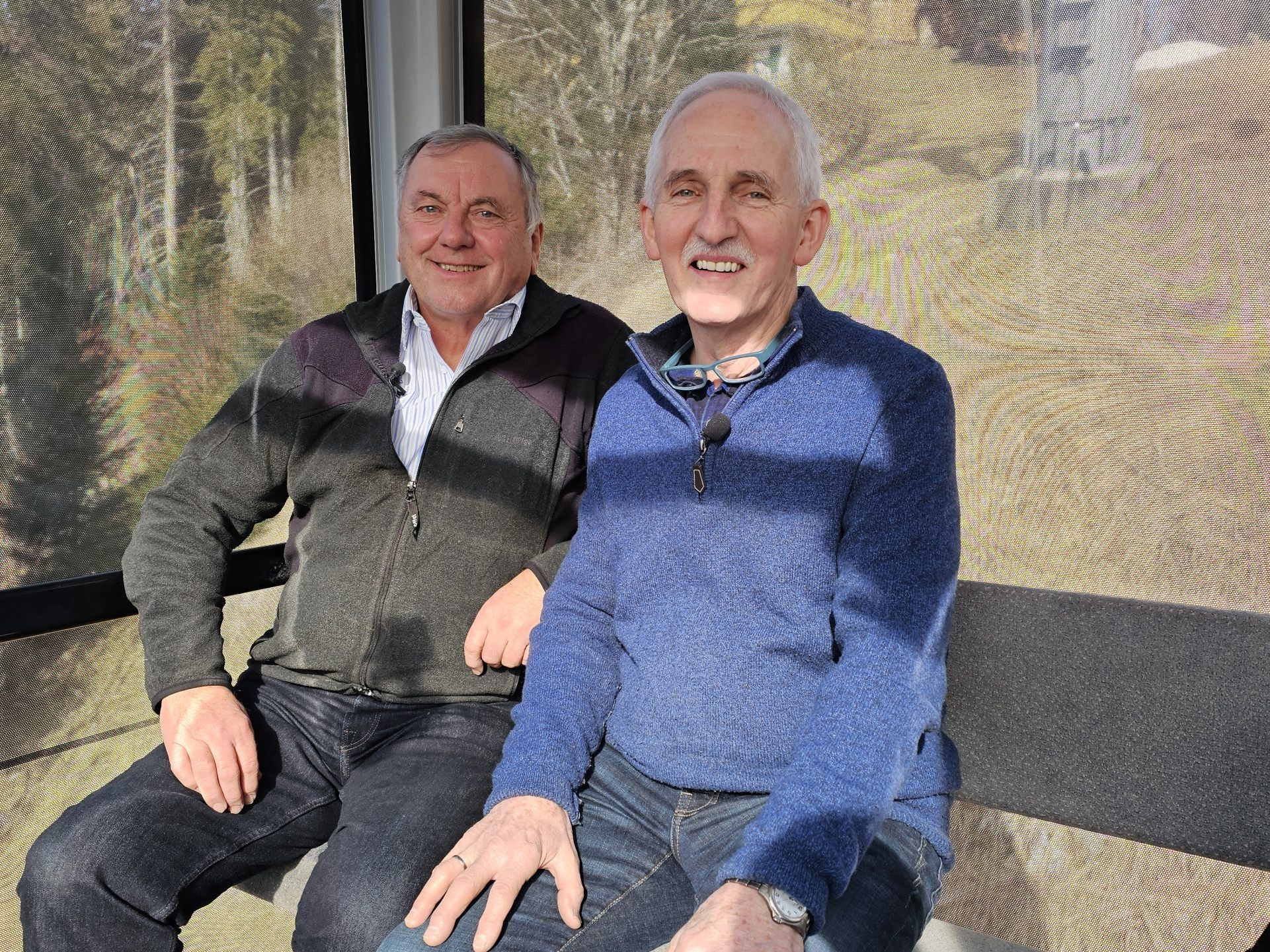 "Tischlein deck dich" Gründer Elmar Stüttler (re) und "Mein guter Laden" Koordinator Eugen Wenin (li) sind zu Gast bei Andreas Seeburger in der Fernsehgondel am Muttersberg.