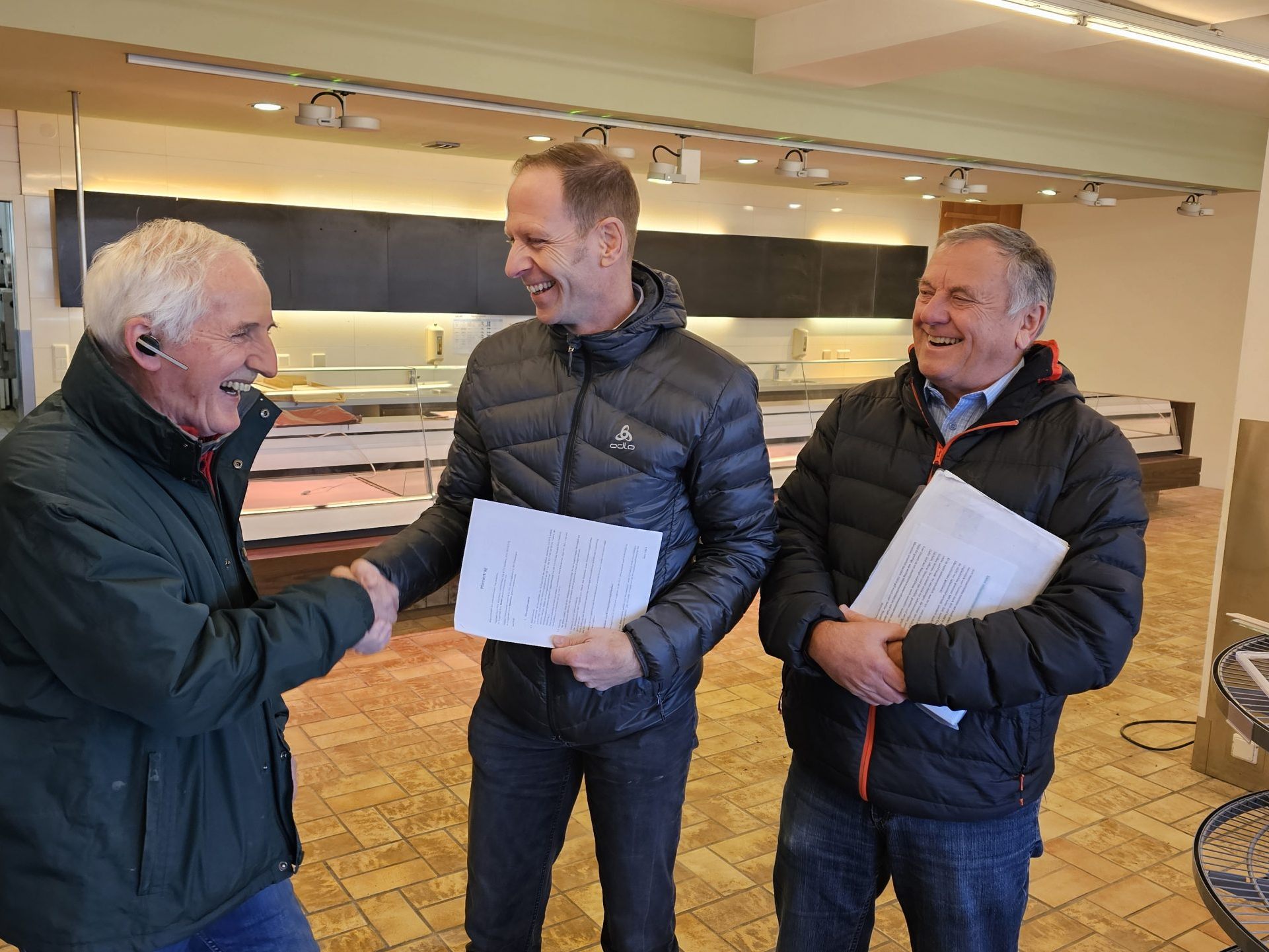 Tischlein deck dich Obmann Elmar Stüttler (li), Michael Riedmann (mi) als Verpächter und "Mein guter Laden" Koordinator Eugen Wenin. (re) freuen sich auf eine gute Zusammenarbeit. Tischlein deck dich Obmann Elmar Stüttler (li), Michael Riedmann (mi) als Verpächter und "Mein guter Laden" Koordinator Eugen Wenin. (re) freuen sich auf eine gute Zusammenarbeit.