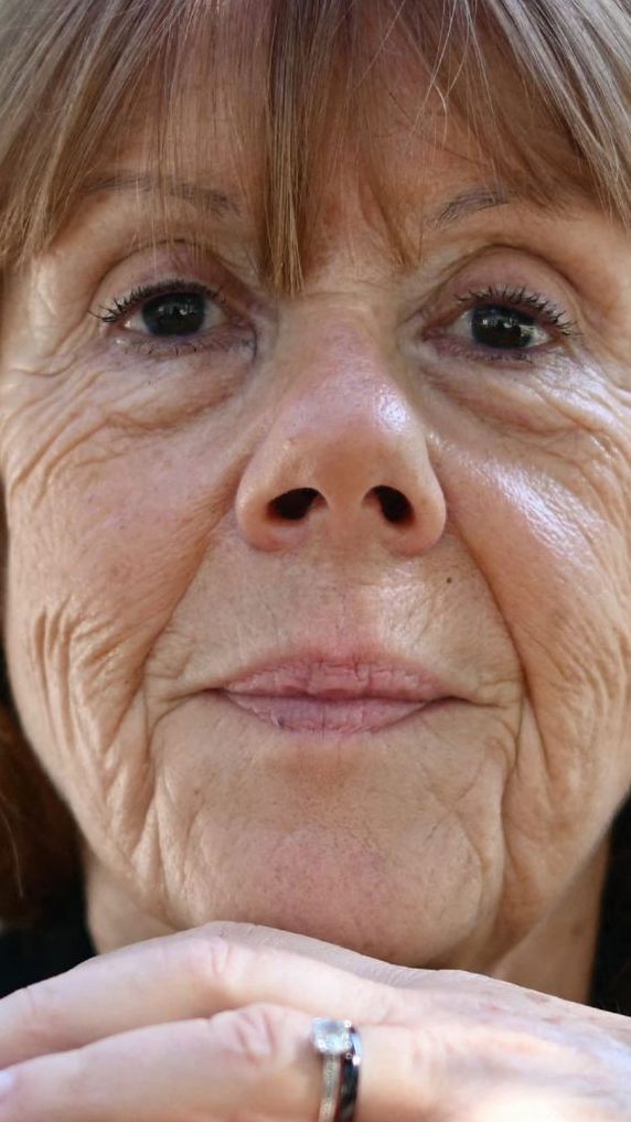 "Mit diesem Buch hoffe ich, eine Botschaft der Stärke und des Mutes an alle zu senden, die schwierige Prüfungen durchleben", sagt Pelicot über ihr geplantes Werk.