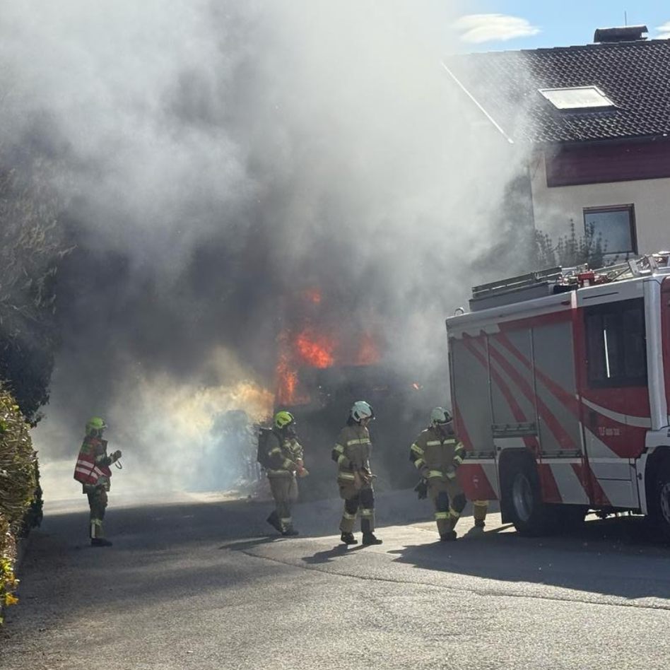 Die Ankunft der Feuerwehr bei der brennenden Hecke.