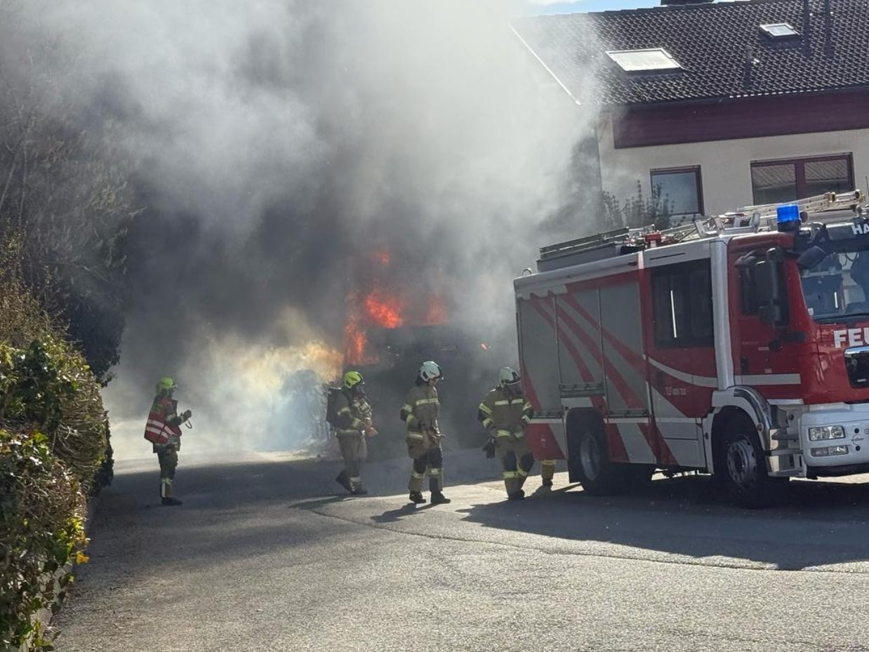 Die Ankunft der Feuerwehr bei der brennenden Hecke.