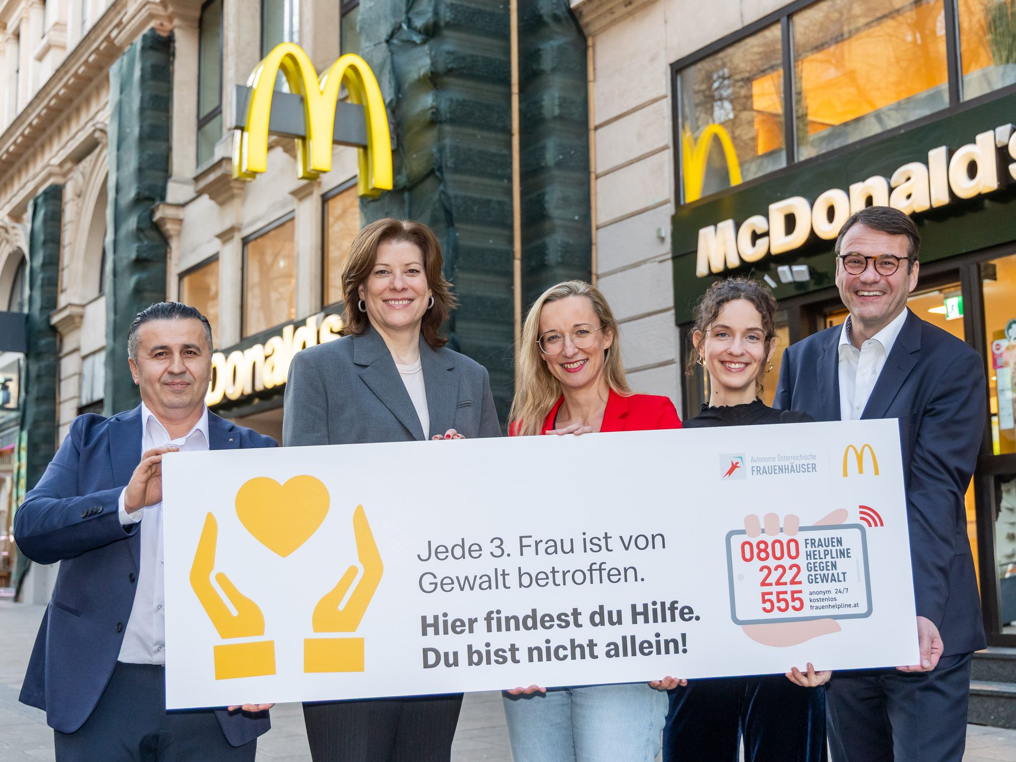 McDonald's Österreich weist in Damentoiletten auf das Angebot der Frauenhelpline hin.