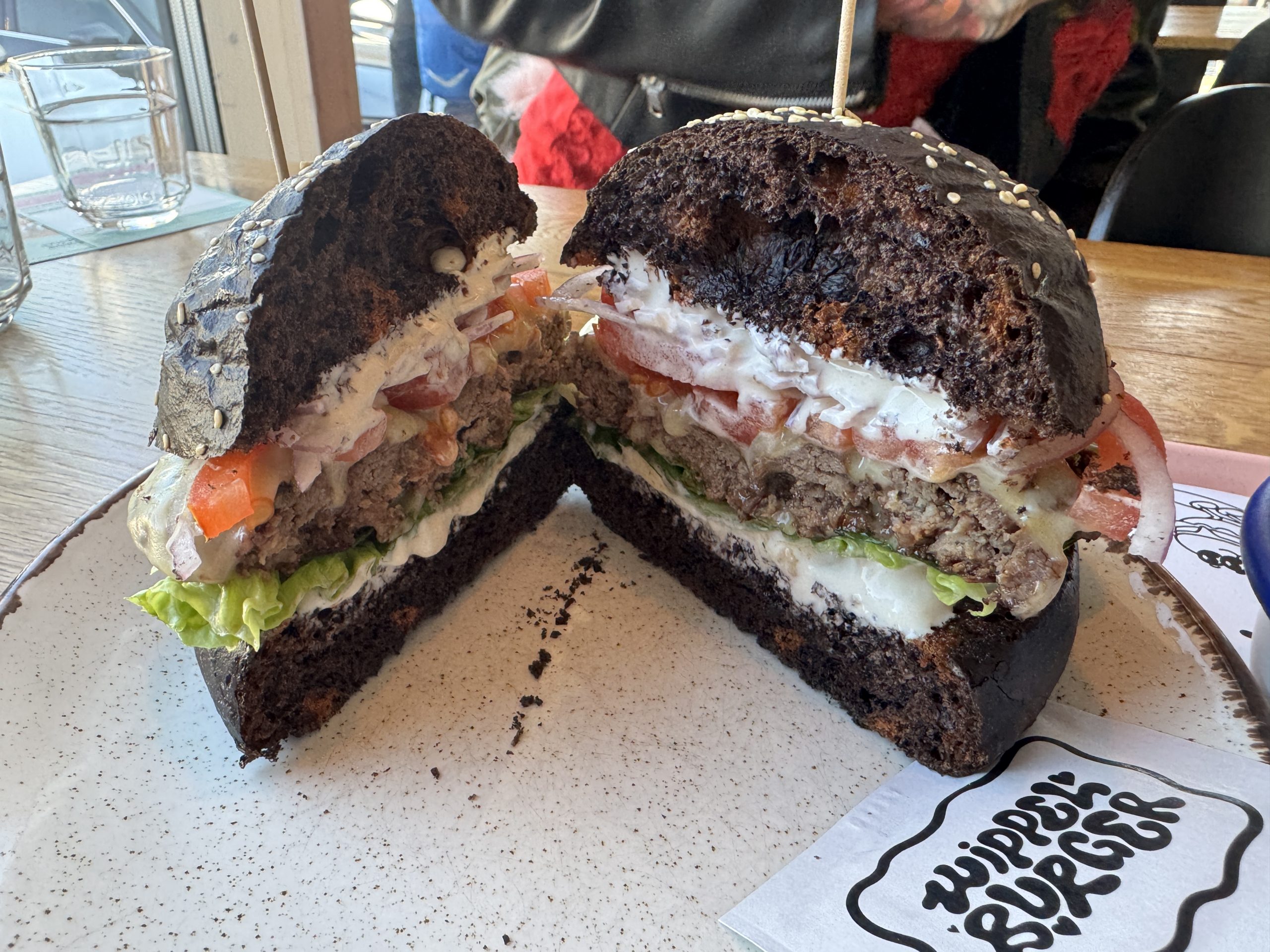 Der saftige Burger bietet reichlich an Füllung. Der saftige Burger bietet reichlich an Füllung.