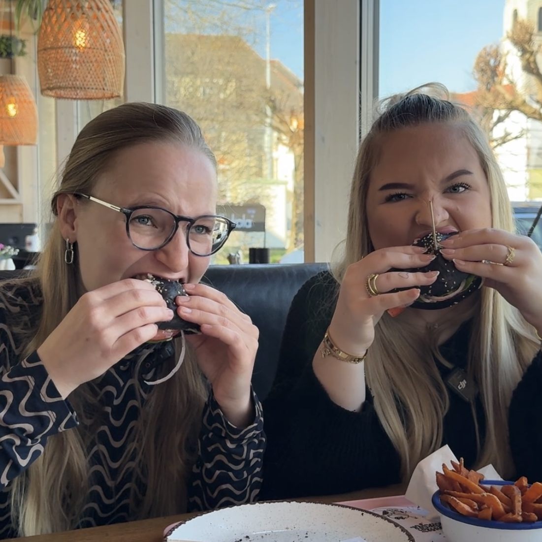 Der neue Aktivkohle-Burger mit Trüffelmayo im Test.