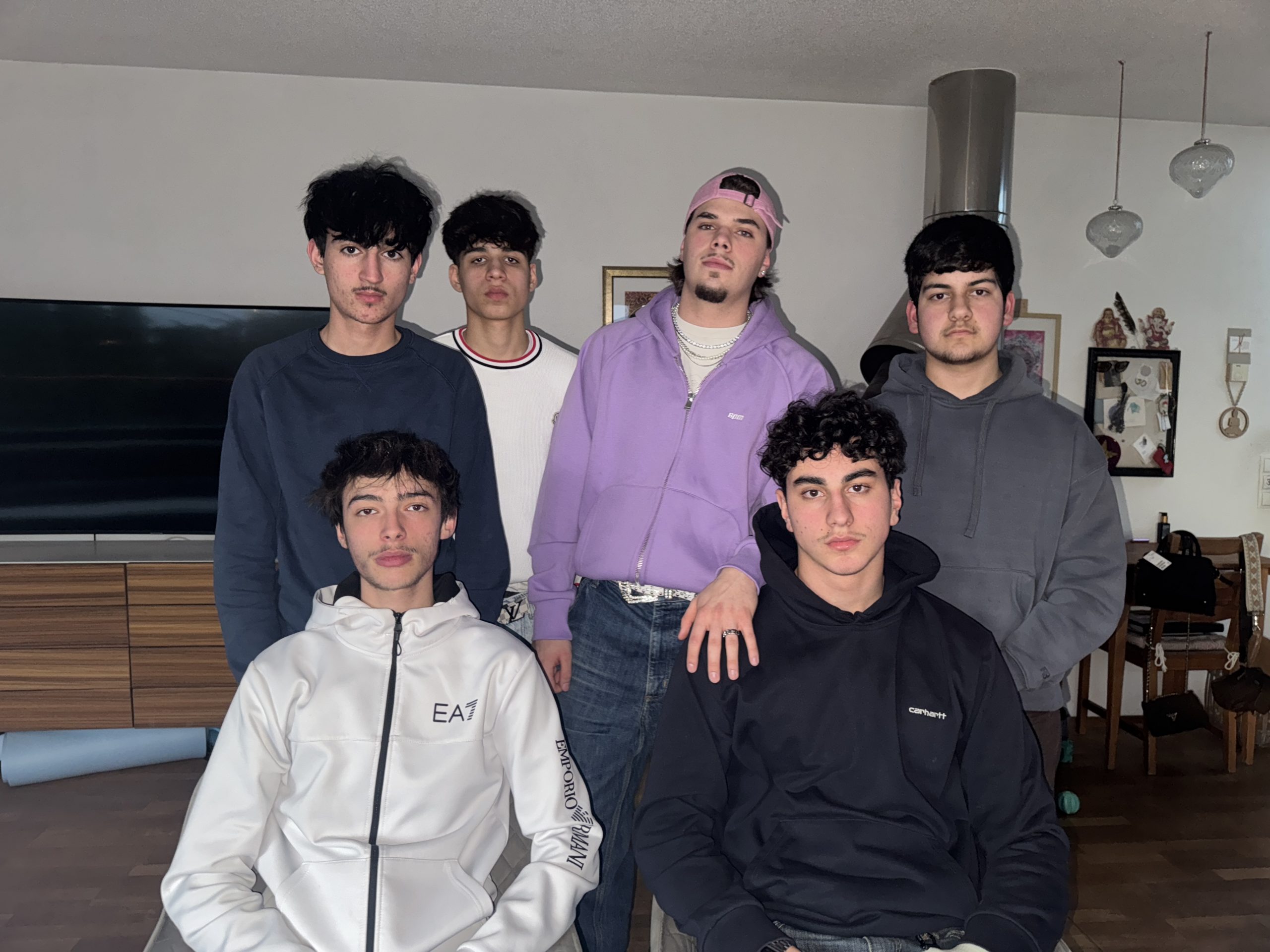Cinar, Talha, San Diego, Doruk (hinten) und Bruder Nils mit Kindheitsfreund Alessandro (vorne).