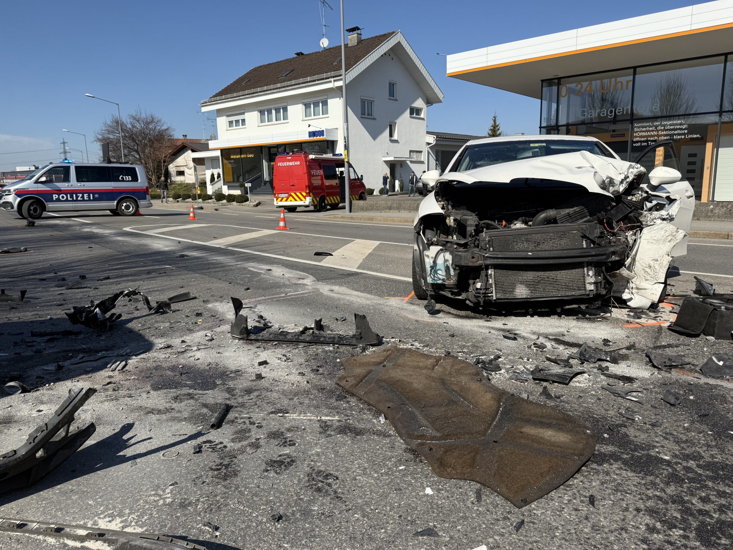 Beide Fahrzeuge schwer beschädigt Beide Fahrzeuge schwer beschädigt