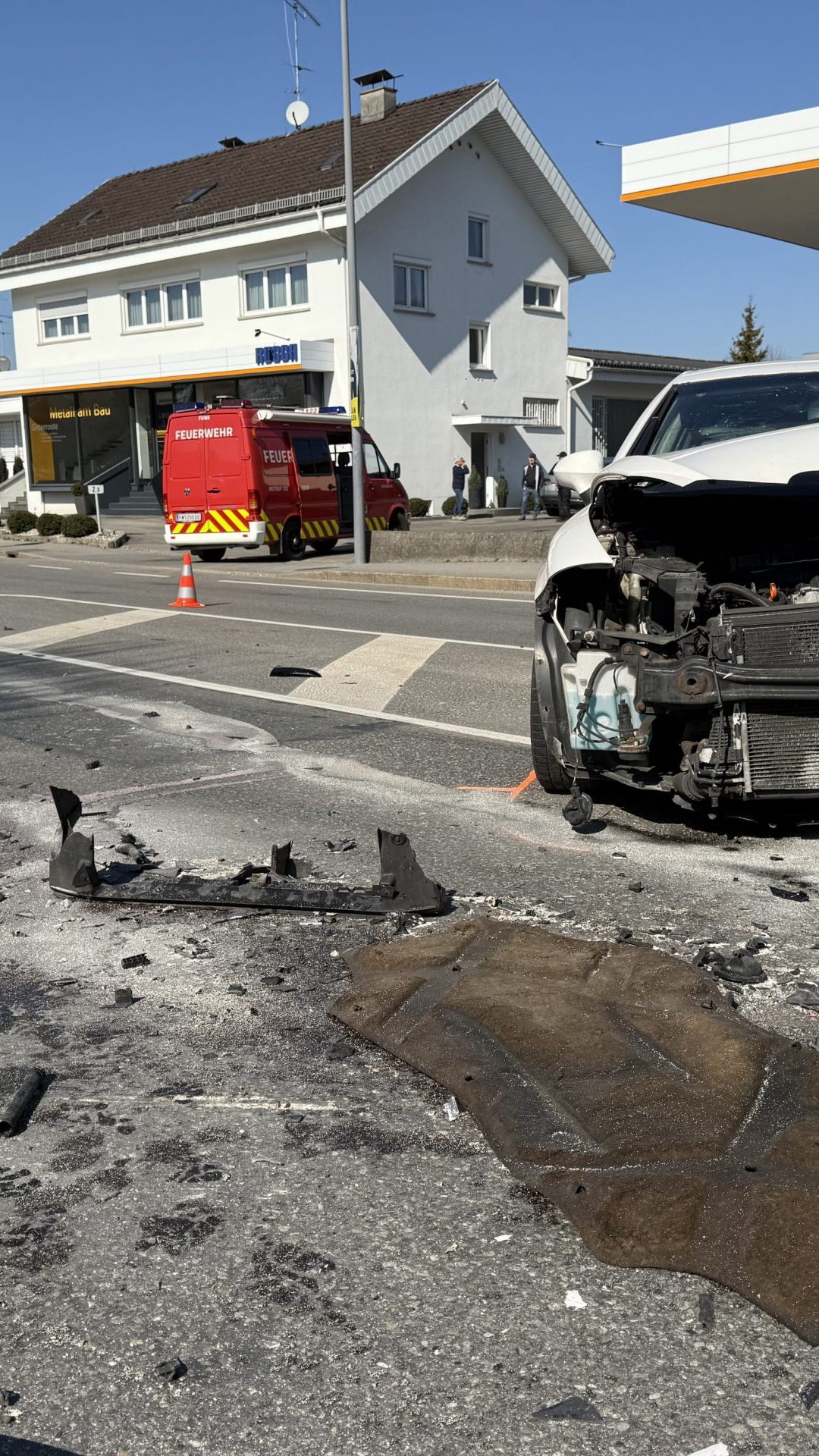 Beide Fahrzeuge schwer beschädigt