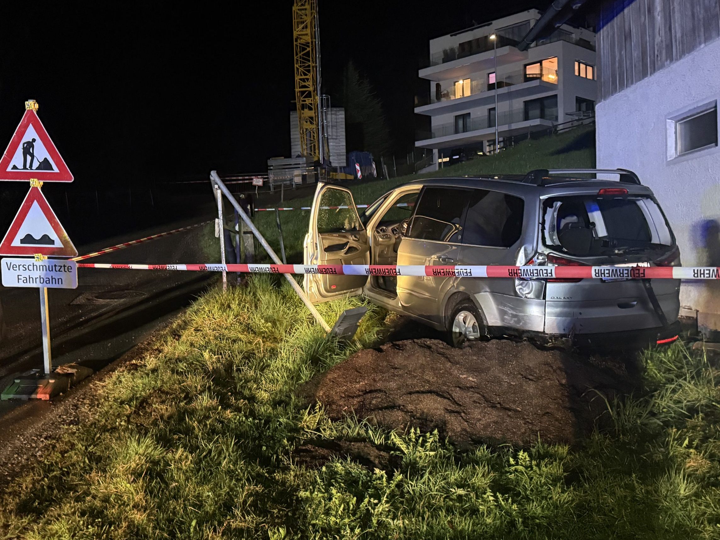 Pkw machte sich selbstständig und krachte gegen Schuppen