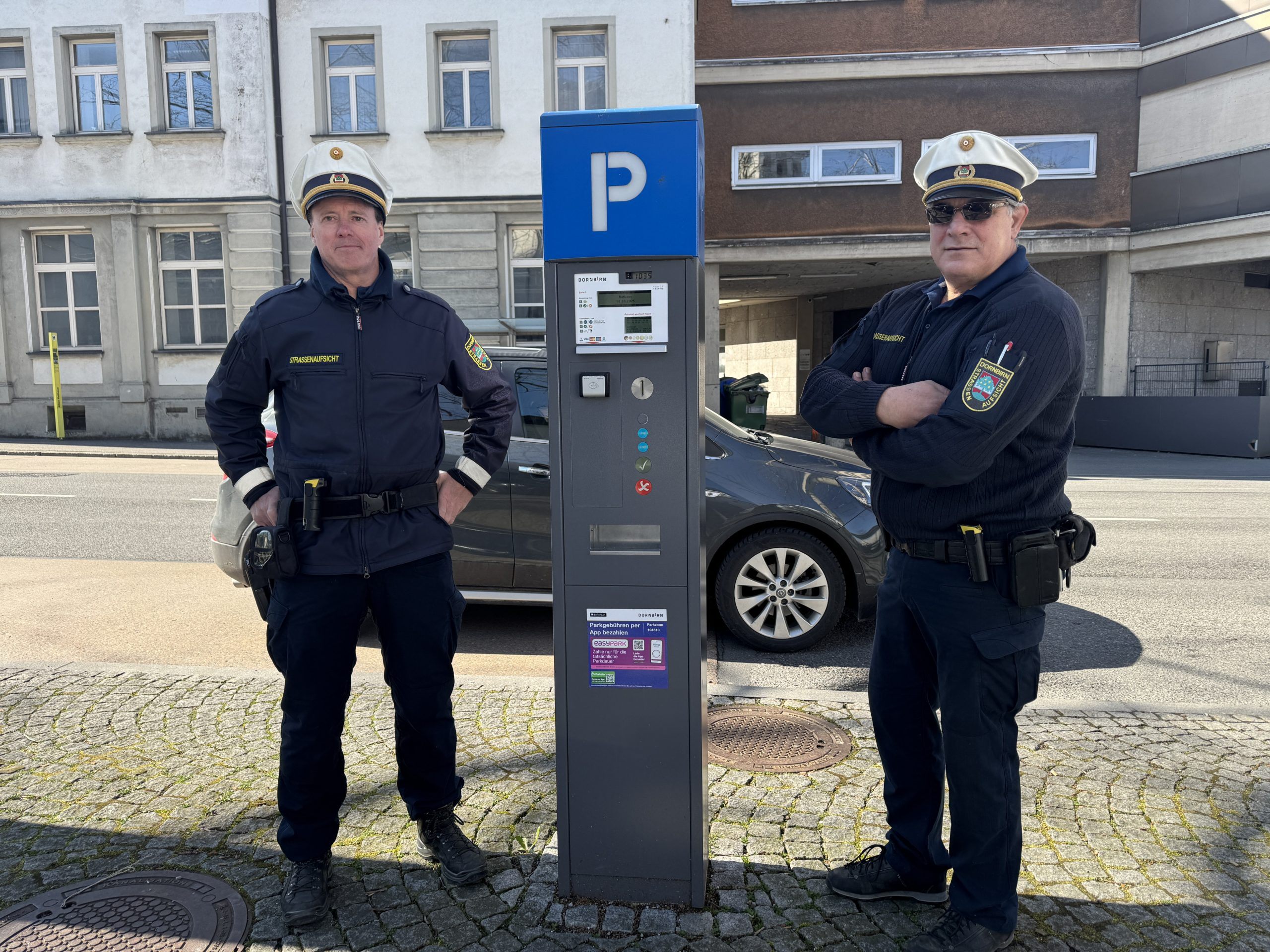 Die zwei sorgen für Ordnung bei den parkenden Autos in Dornbirn.