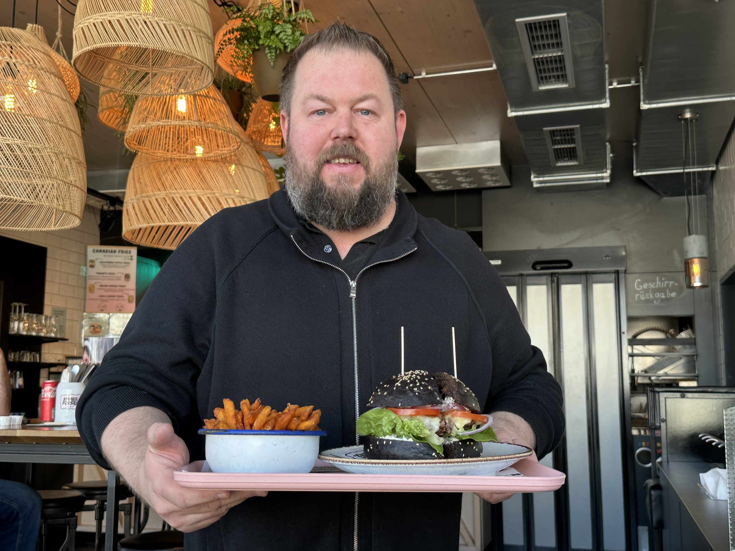 Simon Grabher serviert uns den schwarzen Eyecatcher mit Süßkartoffelpommes. Simon Grabher serviert uns den schwarzen Eyecatcher mit Süßkartoffelpommes.