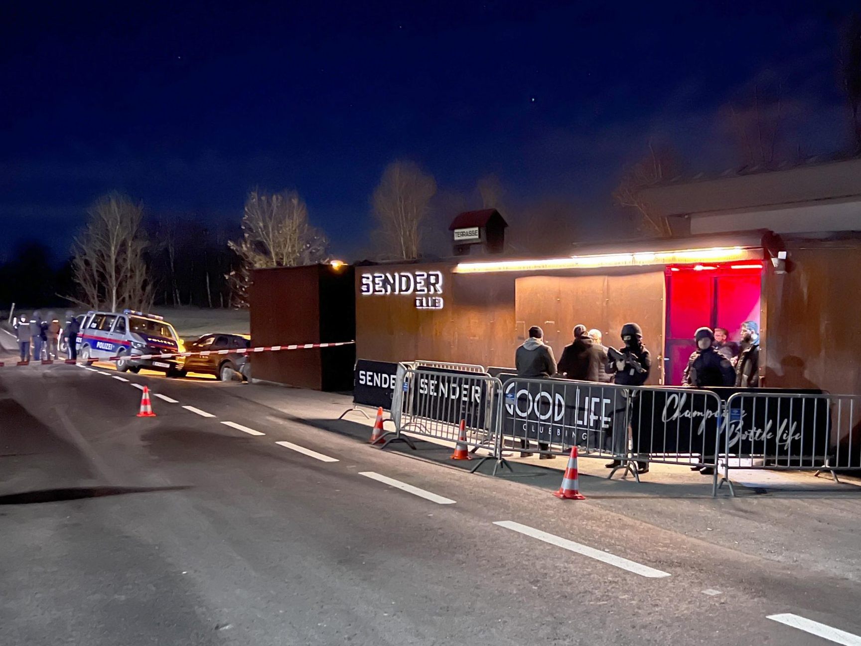 Angeklagter soll im Jänner 2024 vor einem Nachtlokal in Lustenau Schüsse auf dreiköpfige Gruppe abgegeben haben. Angeklagter soll im Jänner 2024 vor einem Nachtlokal in Lustenau Schüsse auf dreiköpfige Gruppe abgegeben haben.