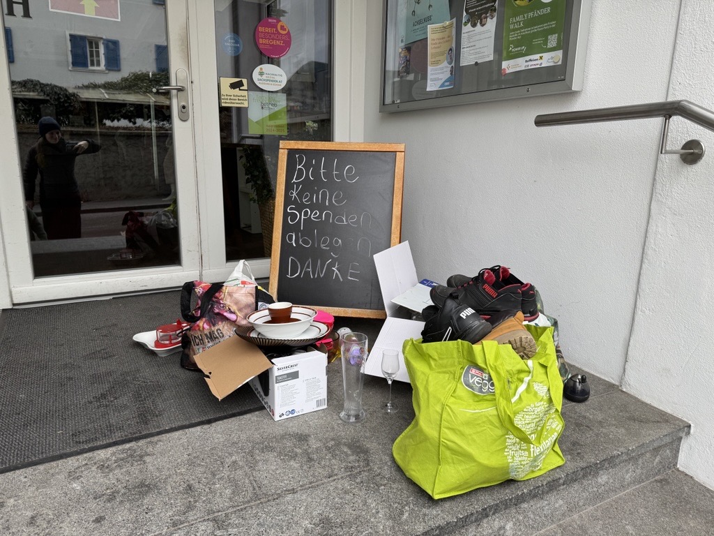 Die abgelegten Spenden blockieren nicht nur den Eingang, sondern stellen auch ein Sicherheitsrisiko dar.