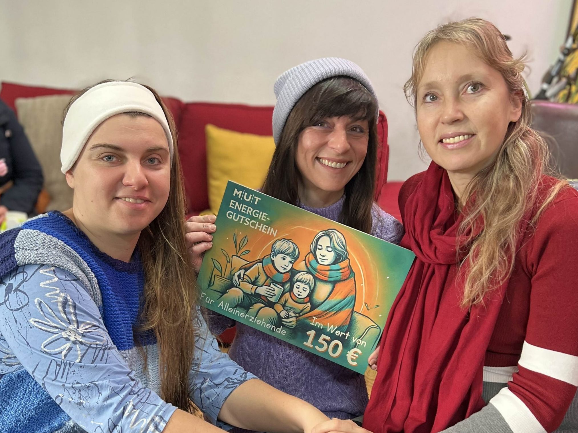 Jasna Saric (M.) mit zwei Alleinerzieherinnen. Jasna Saric (M.) mit zwei Alleinerzieherinnen.