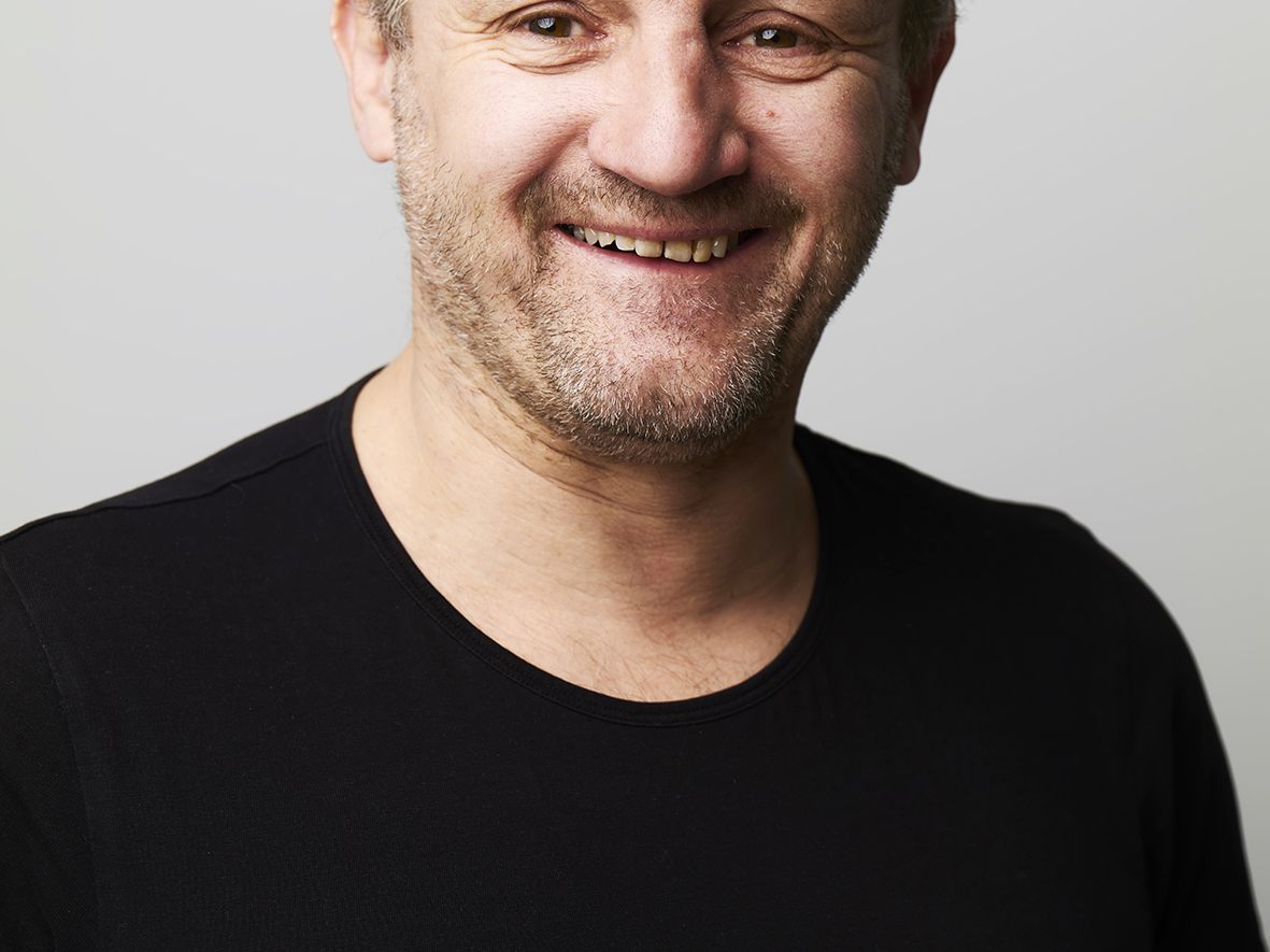 Autor Jürgen Thomas Ernst liest für Hospiz Vorarlberg.