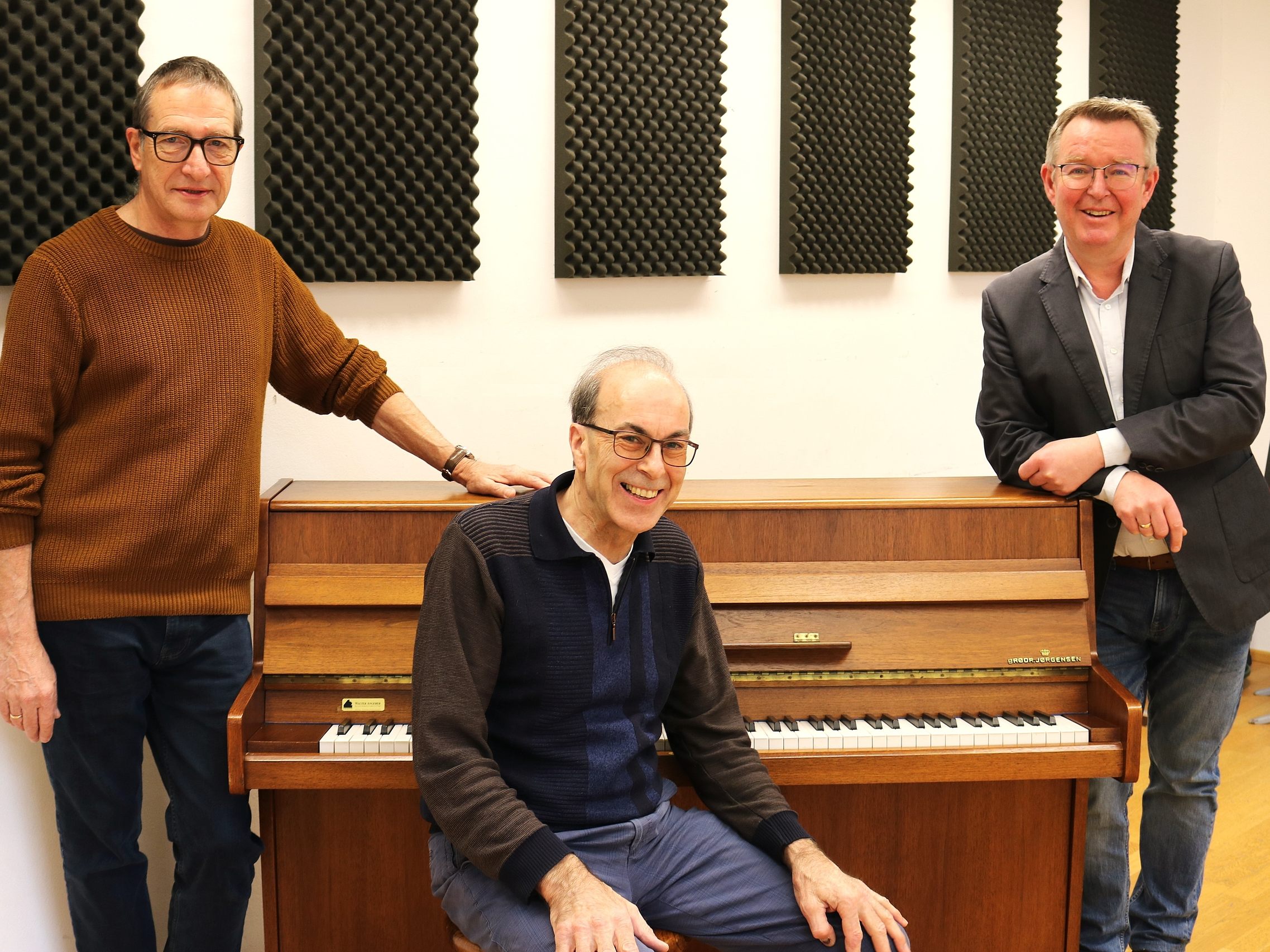 Klavierlehrer Jörg Nolte, Walter Angerer vom Klavierhaus Angerer und Musikschul-Direktor Nikolaus Netzer mit dem neuen Klavier. Klavierlehrer Jörg Nolte, Walter Angerer vom Klavierhaus Angerer und Musikschul-Direktor Nikolaus Netzer mit dem neuen Klavier.