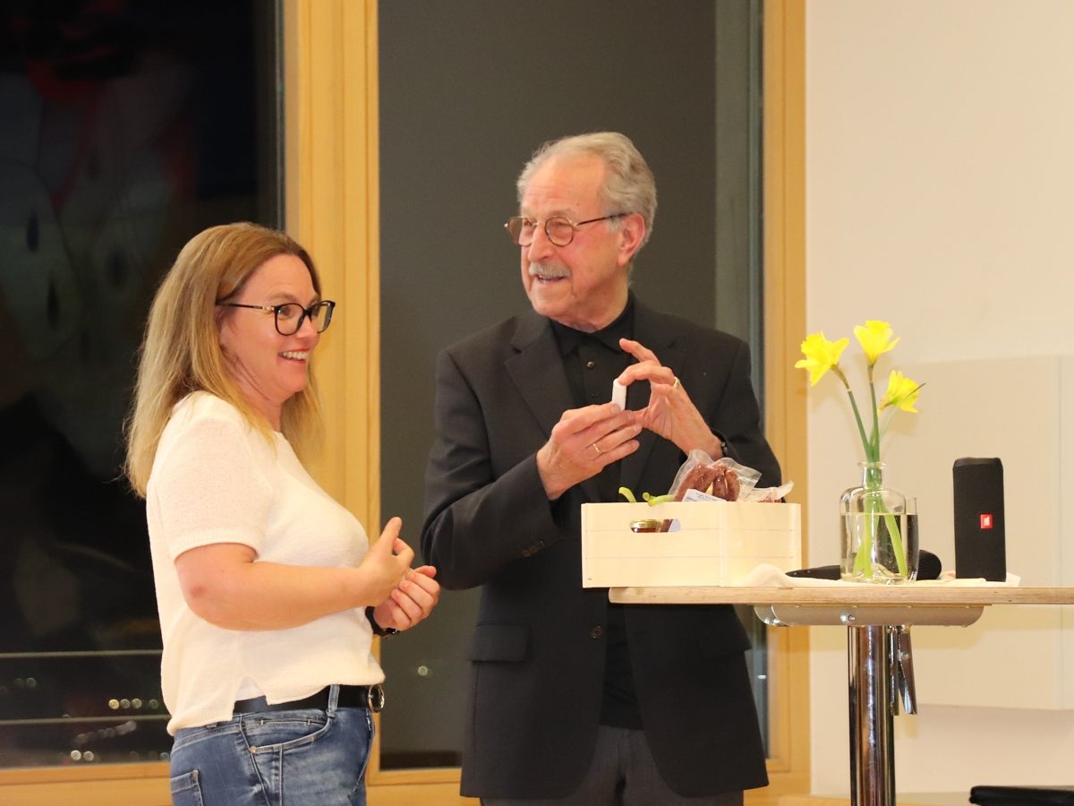 Obfau Claudia Gunz im Gespräch mit Alt-Bgm. Erwin Mohr. Obfau Claudia Gunz im Gespräch mit Alt-Bgm. Erwin Mohr.