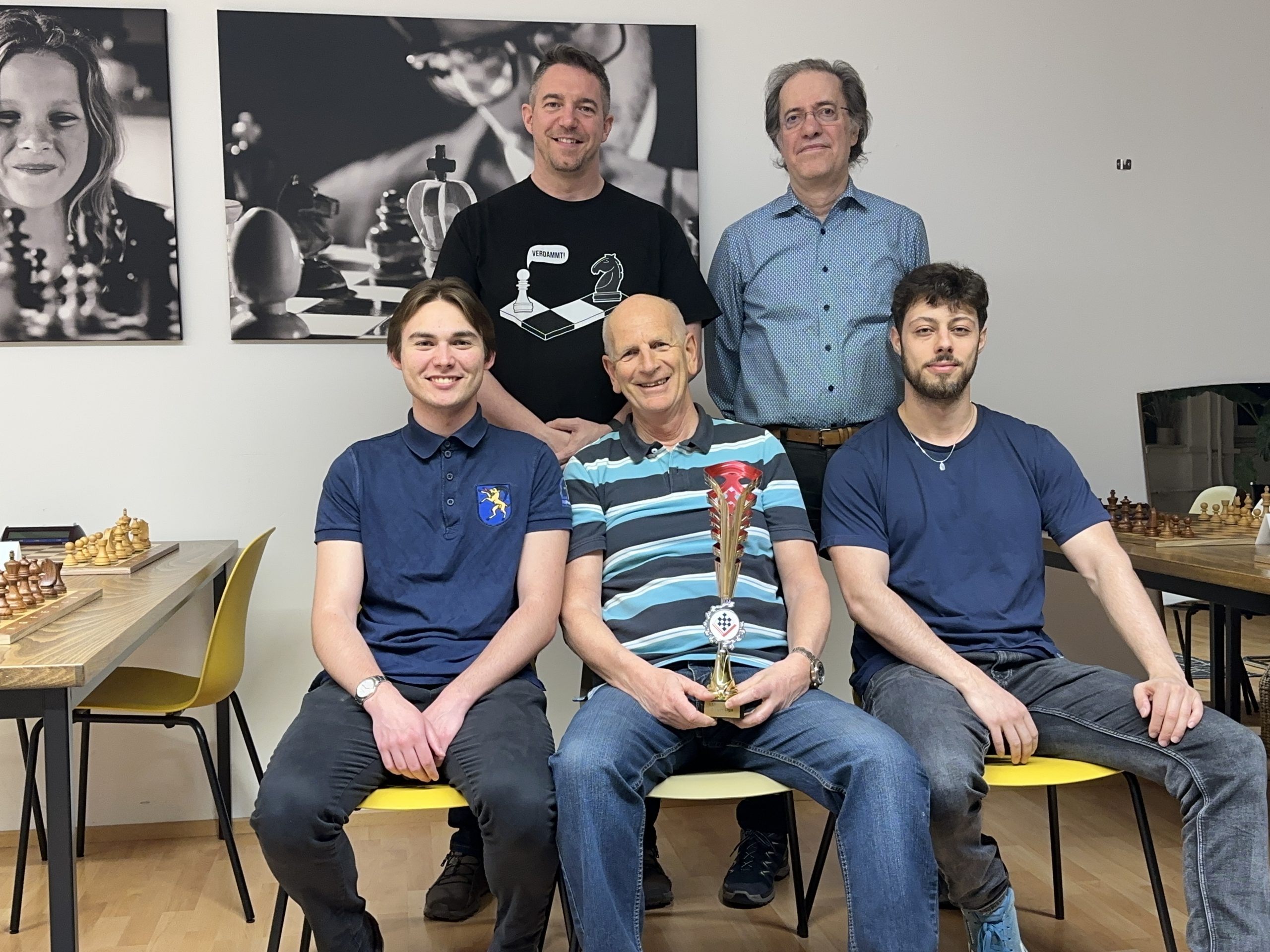 Sitzend vlnr:    FM Benjamin Kienböck, Obmann Ingo Lais, Améziane Gouali, Stehend vlnr:   Dr. Philipp Lins, IM Guntram Gärtner