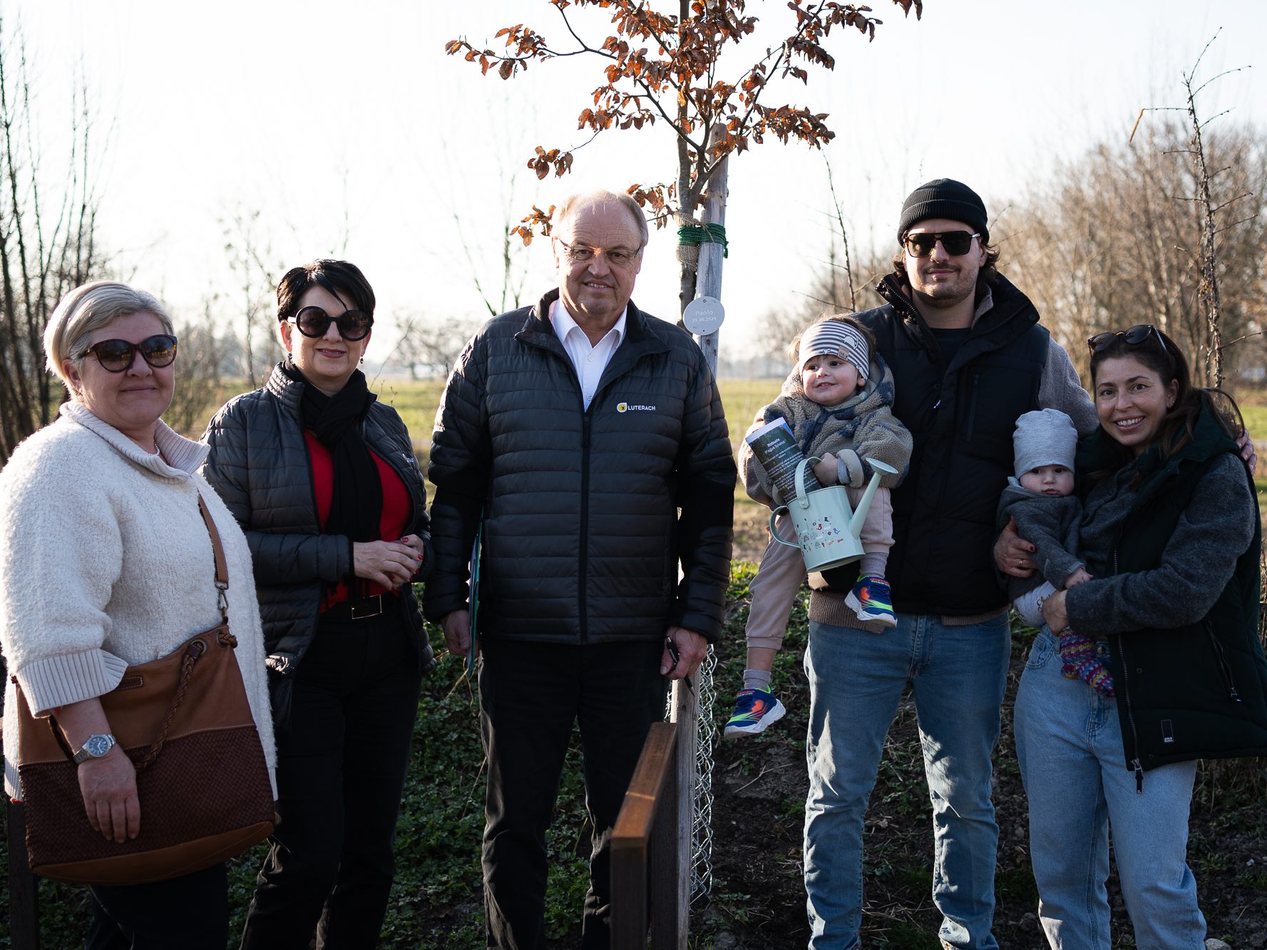 Gemeinderätin Petra Dressel, Vizebürgermeisterin Petra Dressl, Bürgermeister Elmar Rhomberg mit dem kleinen Paolo und seiner Familie Gemeinderätin Petra Dressel, Vizebürgermeisterin Petra Dressl, Bürgermeister Elmar Rhomberg mit dem kleinen Paolo und seiner Familie