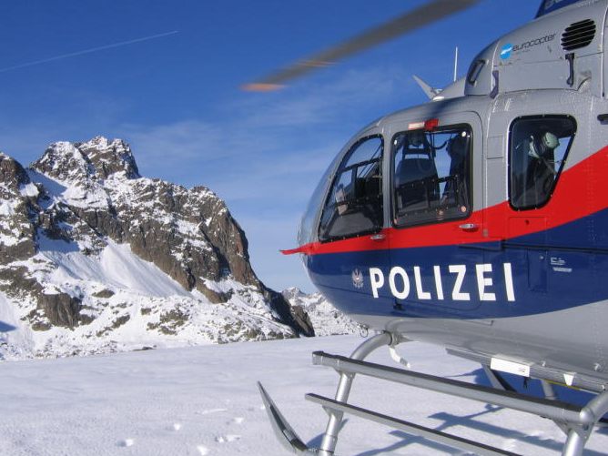 Der Polizeihubschrauber "Libelle" befreite die drei Männer aus ihrer Lage. (Symbolbild) Der Polizeihubschrauber "Libelle" befreite die drei Männer aus ihrer Lage. (Symbolbild)